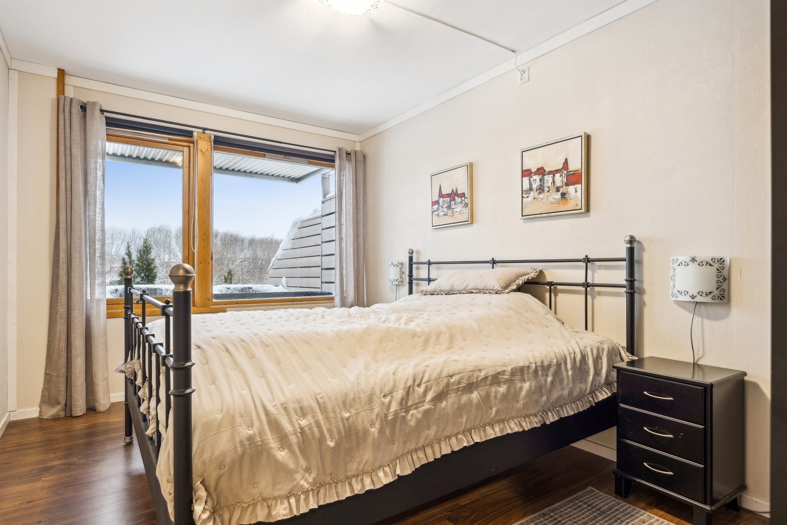 Soverommene måler henholdsvis 10,5 kvm og 11,5 kvm. Galleribilde