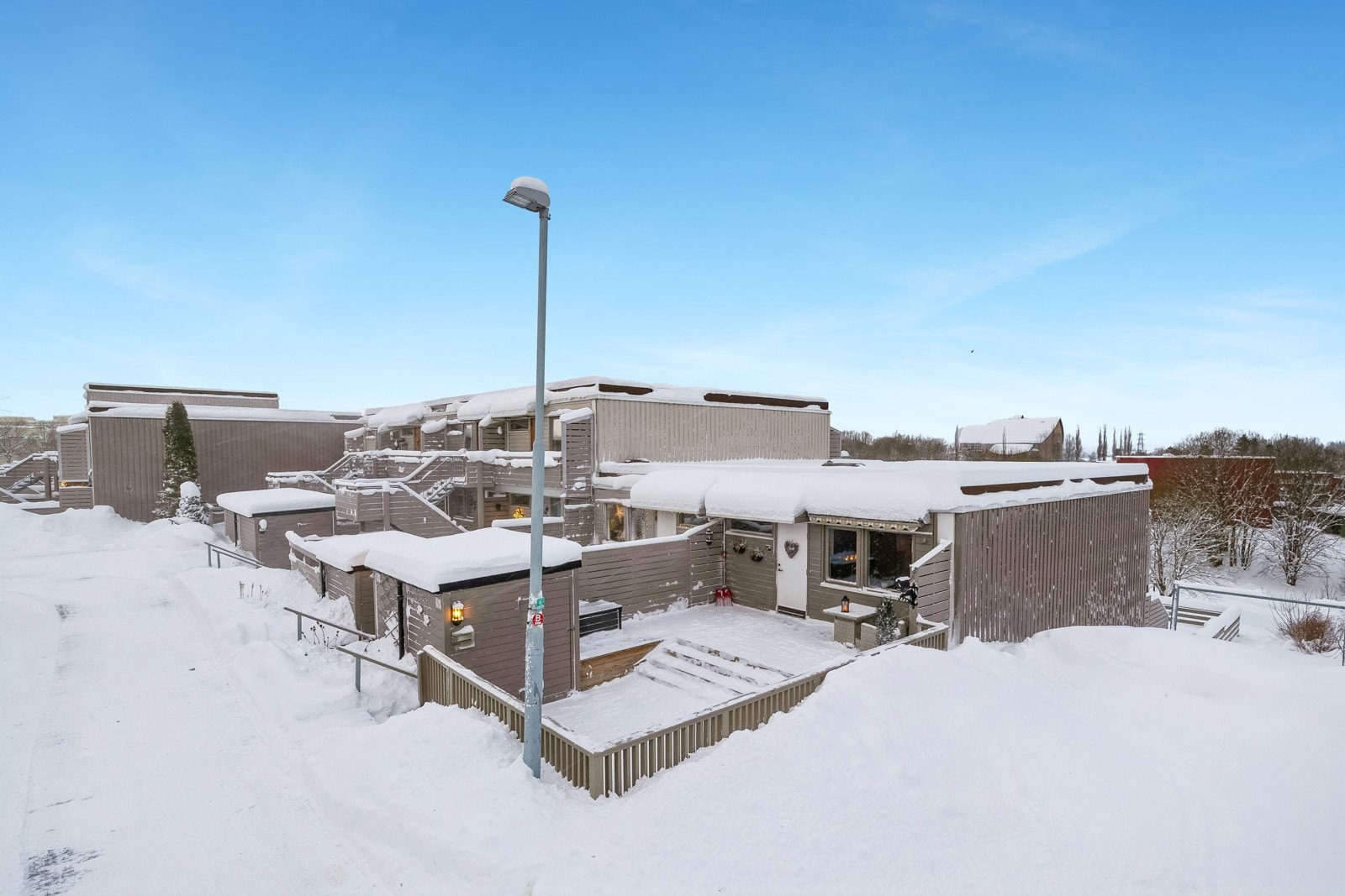 Boligen ligger i et rolig tun uten gjennomgangstrafikk og med lekeplass like ved, samt umiddelbar nærhet til fine grøntområder og ballbaner. Galleribilde