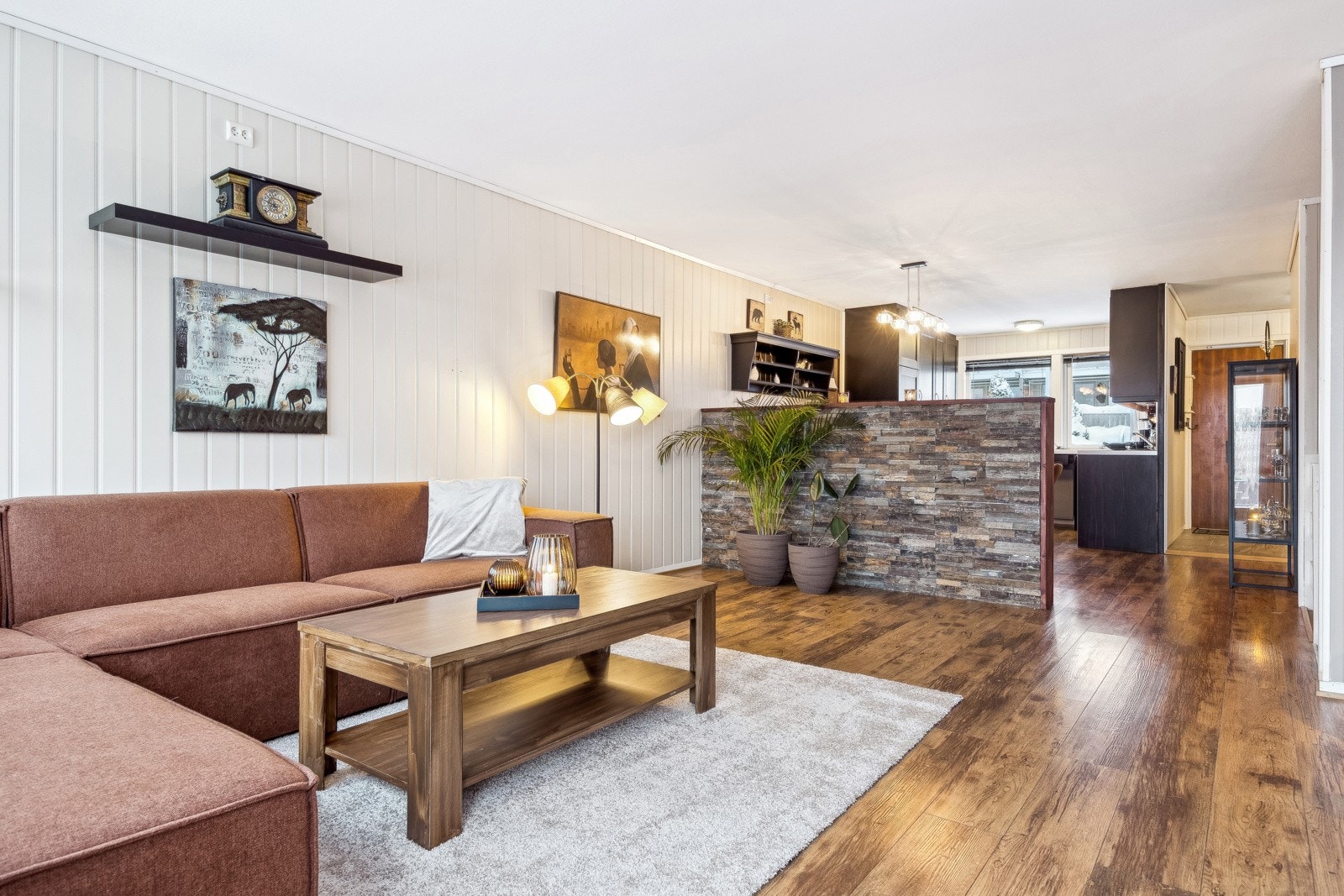 Rommet oppleves lyst og luftig med vindusflater ved begge endevegger. Galleribilde