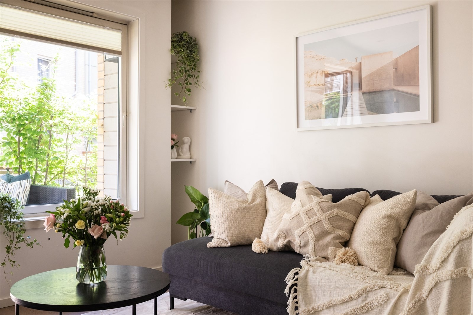 - Leiligheten er malt i delikate og tidsriktige farger - Galleribilde