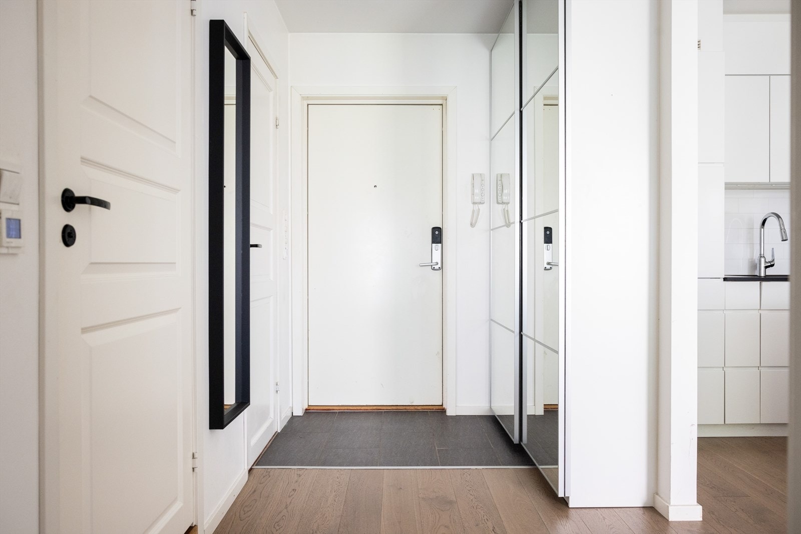 - Lys og innbydende entré som gir et godt førsteinntrykk av leiligheten - Galleribilde