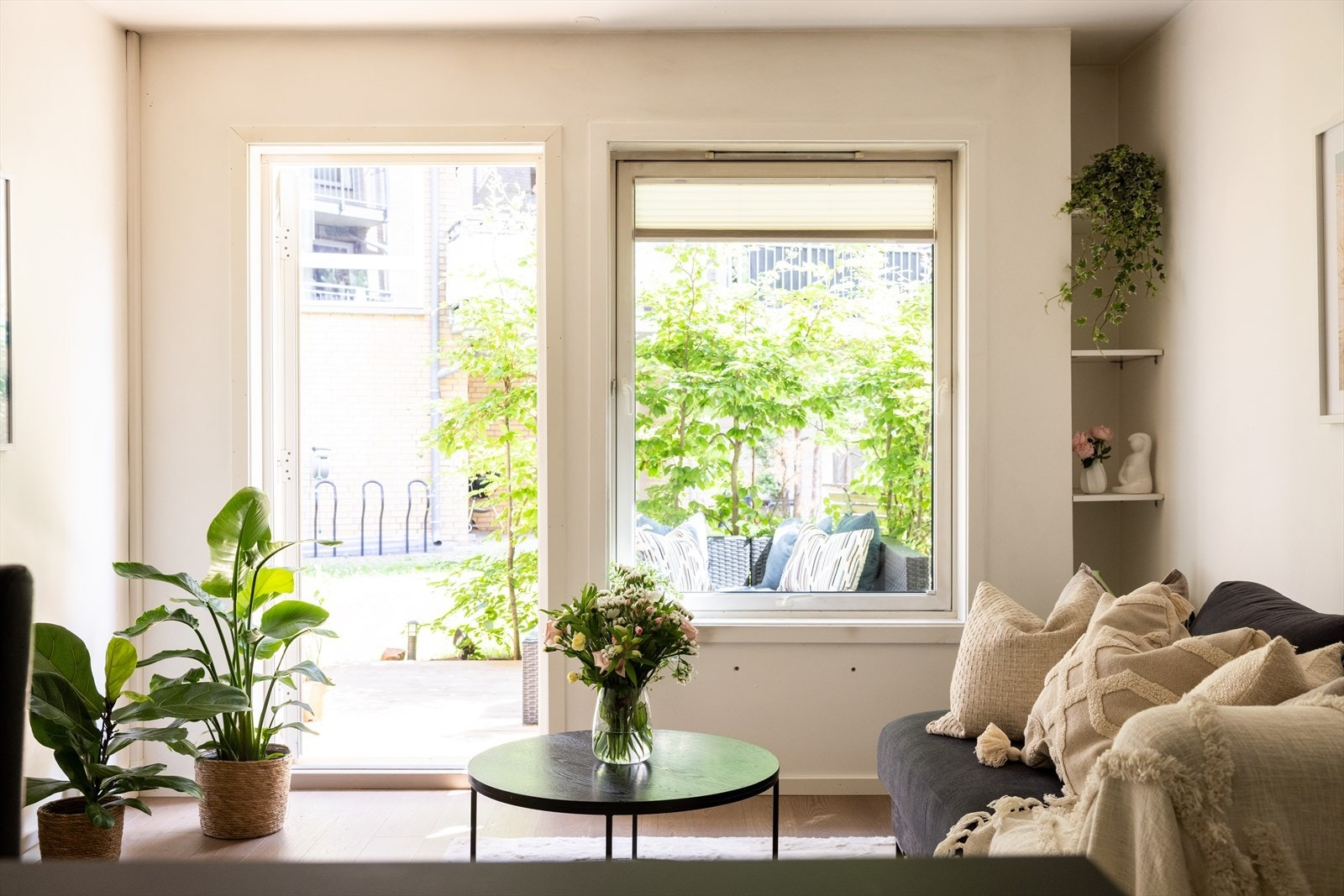 - Store vindusflater som gir rikelig med luft og lys - Galleribilde