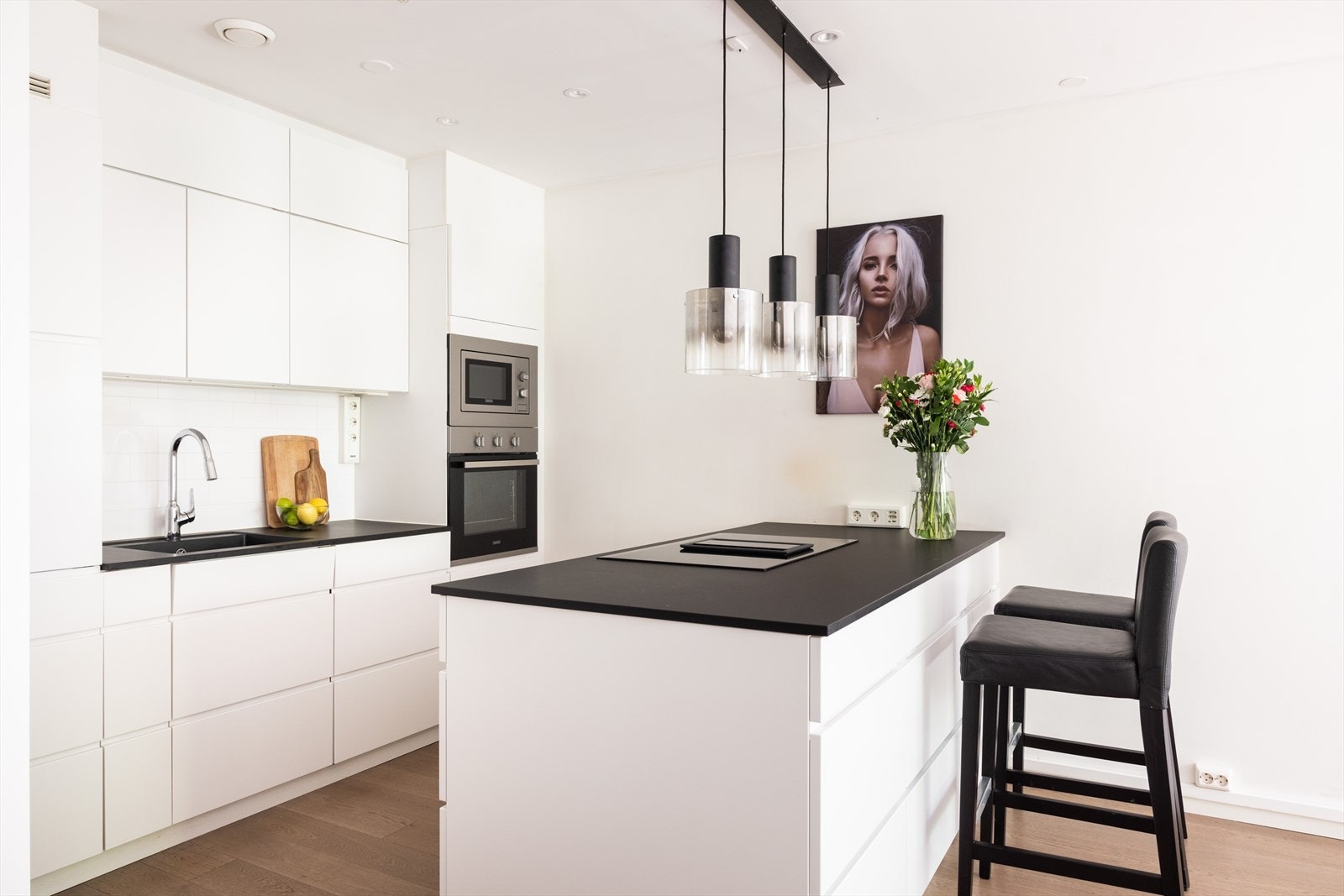 - Kjøkkeninnredning med glatte fronter. Laminat benkeplate med nedfelt vaskekum. Takhøye overskap - Galleribilde