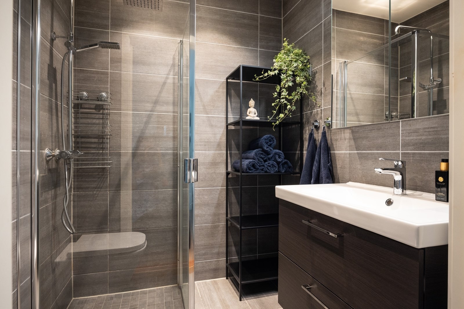 - Flislagt baderom fra 2019 med varme i gulvet og downlights i himling - Galleribilde