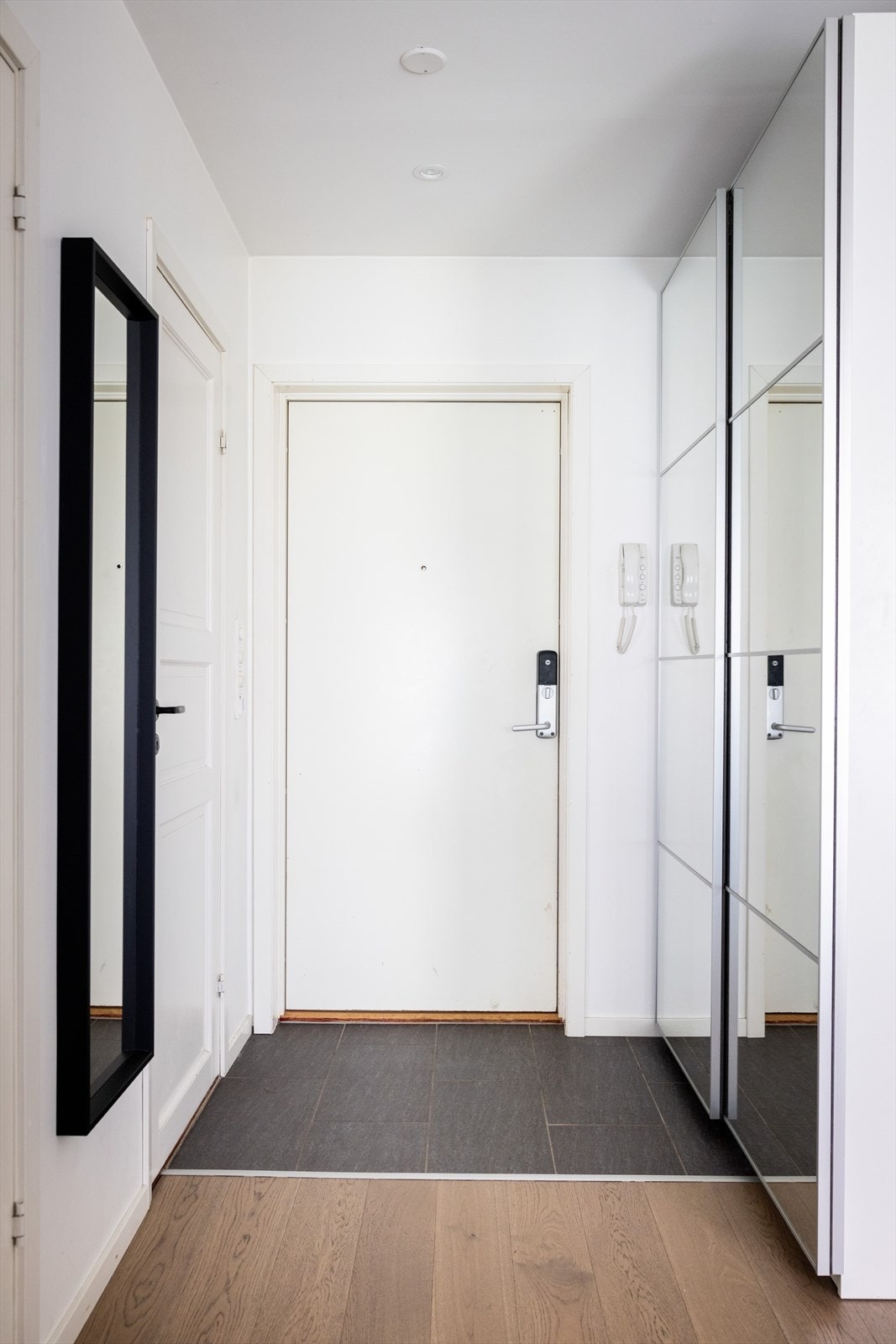 - God plass til sko og yttertøy i skyvedørsgarderobe - Galleribilde