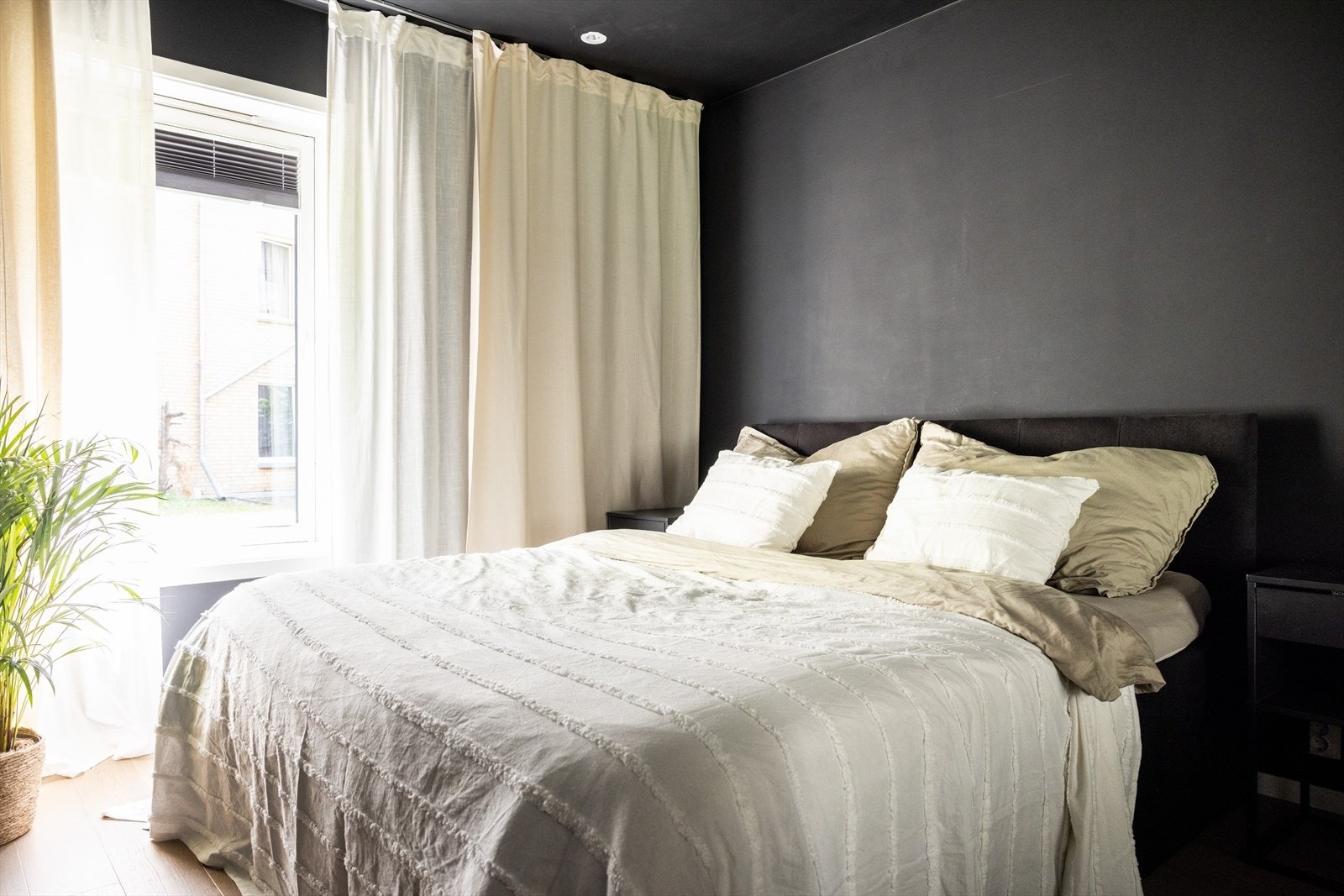 - Romslig soverom med god plass til dobbeltseng - Galleribilde