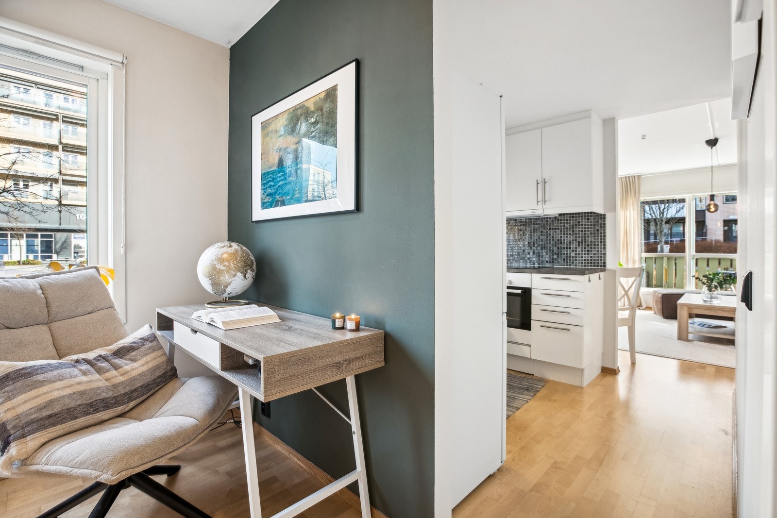 Hallrom ved soverommet med plass til et skrivebord og en stol. Galleribilde
