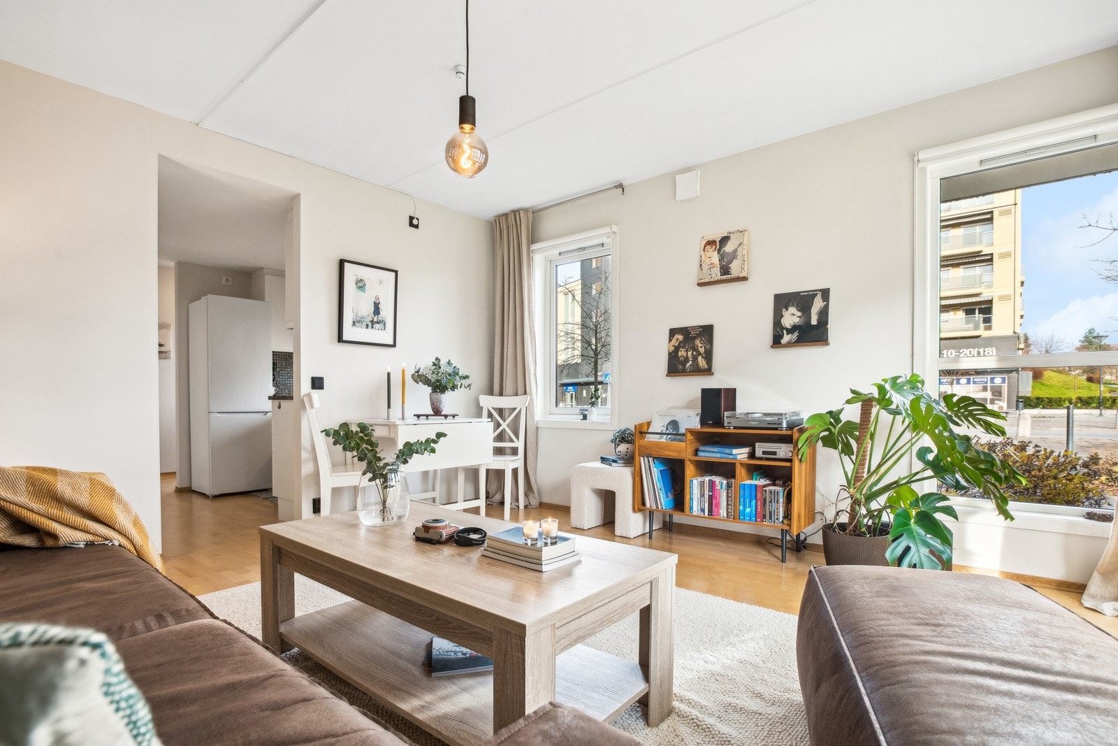 Her kan du innrede med sofa, stuebord, tv og benk, samt spisebord og stoler hvor gode måltider kan nytes. Galleribilde