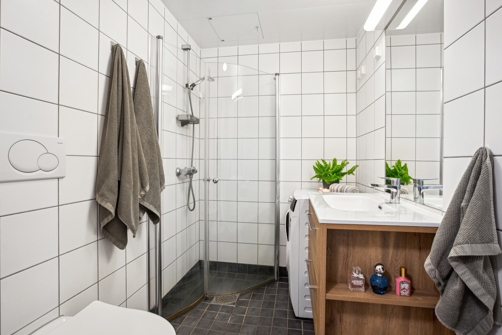 Badet har dusj, toalett og opplegg for vaskemaskin og tørketrommel. Galleribilde