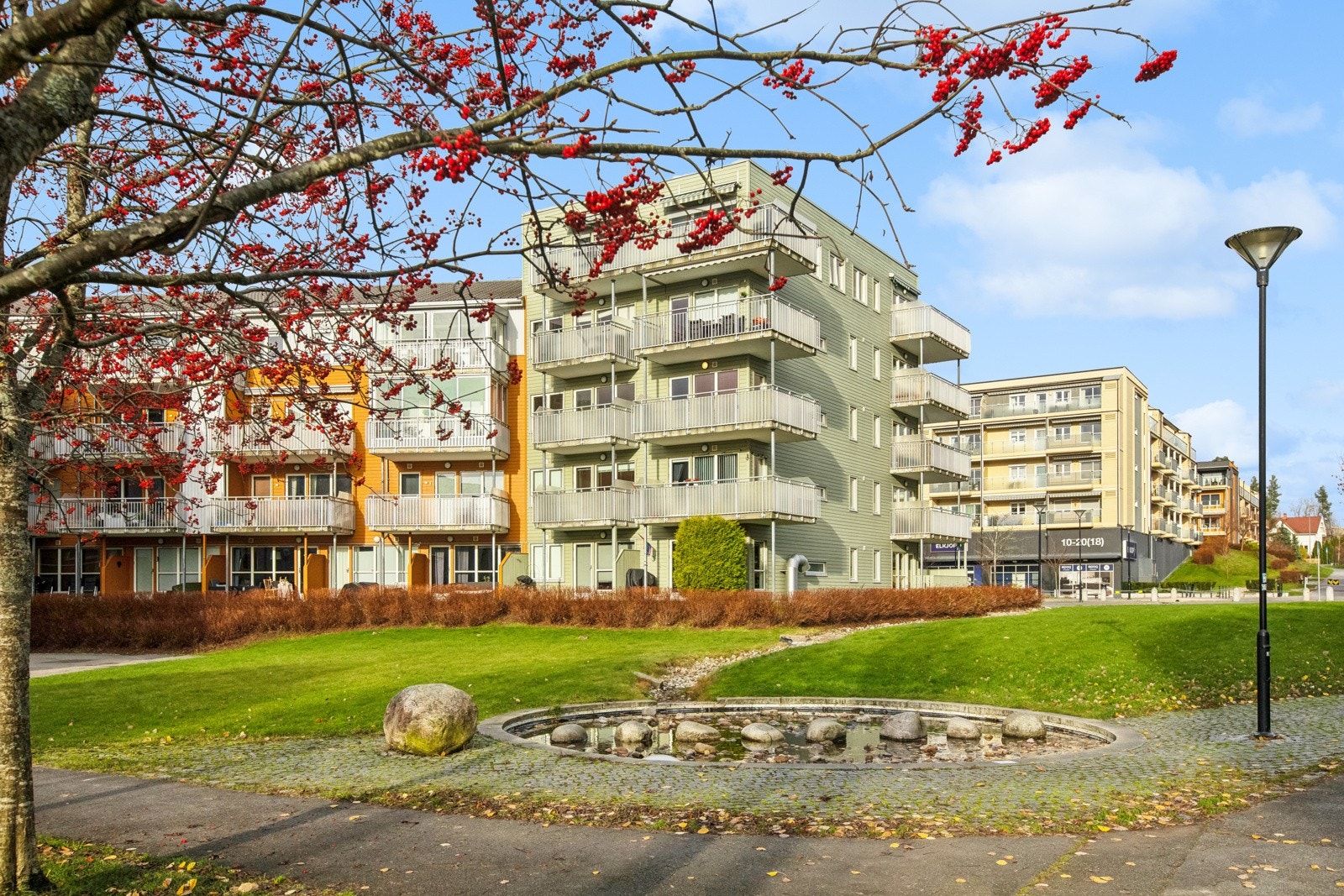 Eiendommen ligger fint til med nærhet rett til Romsaasparken og grøntareal. Galleribilde