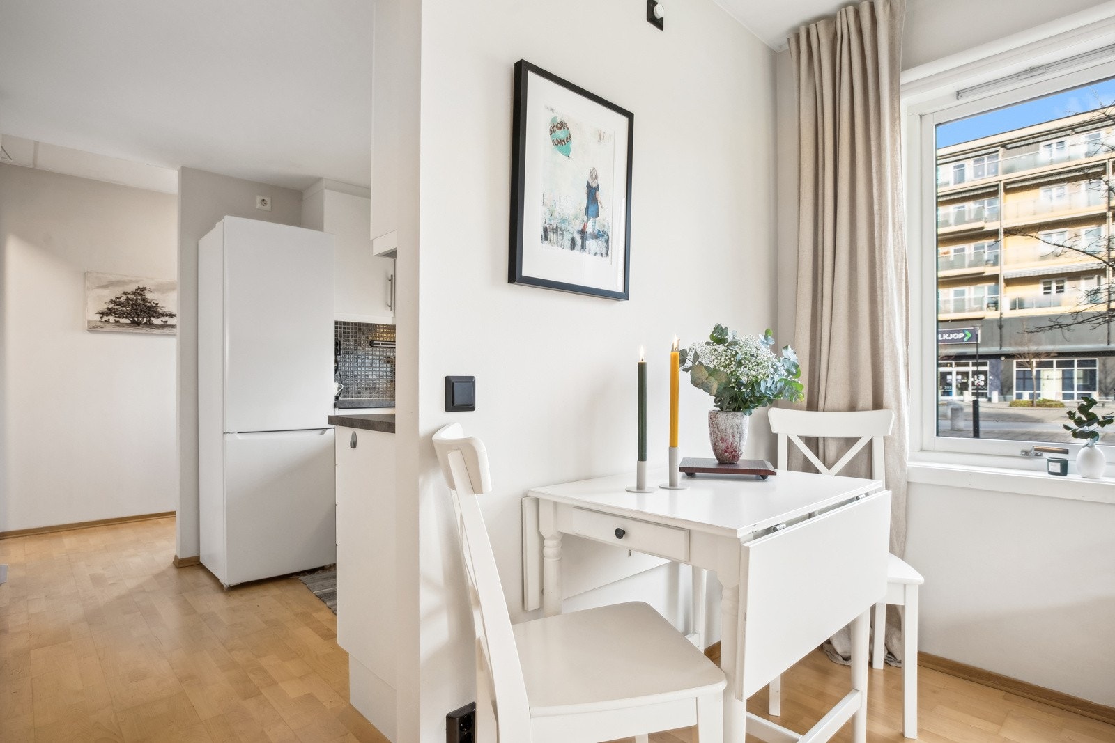 Det er plass til et spisebord og stoler i stuen. Her kan du nyte gode måltider. Galleribilde