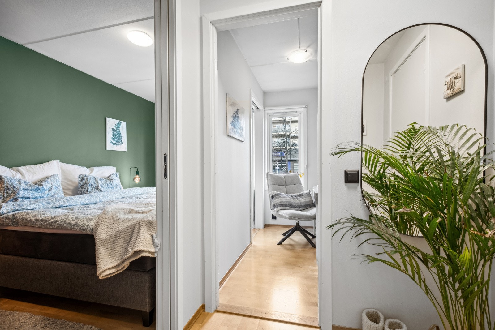 Entré med adkomst til soverom, bad og hallrom som fører deg til kjøkken og stue. Galleribilde