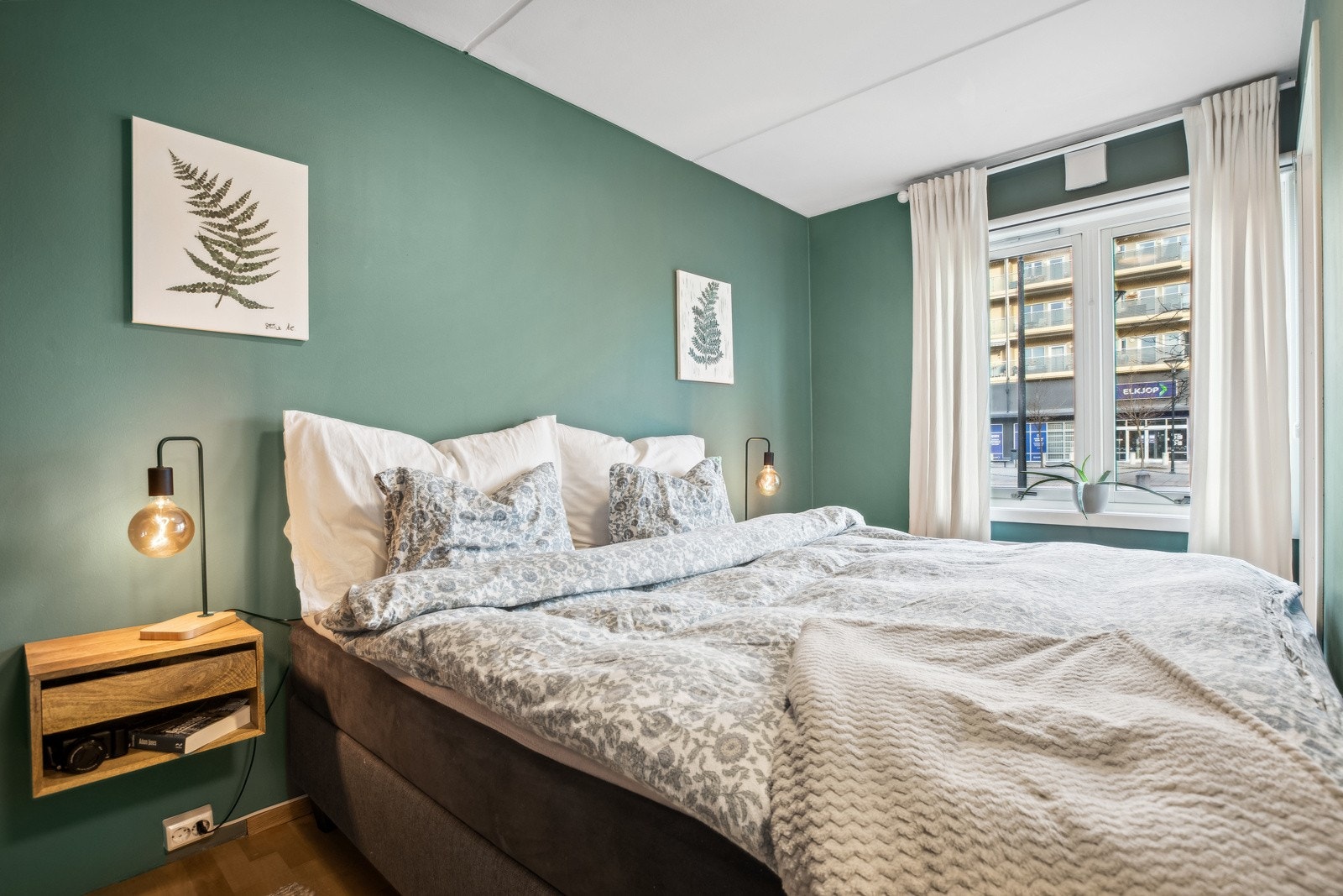 Soverommet har plass til en stor seng og nattbord på hver side. Galleribilde