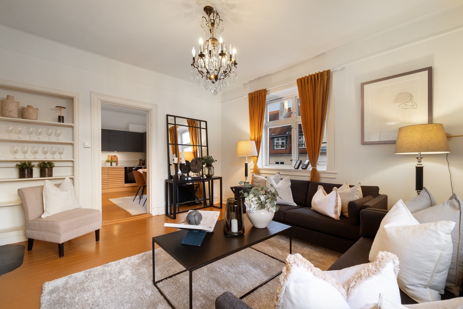 Stor og luftig stue med god plass til generøst møblement. Galleribilde