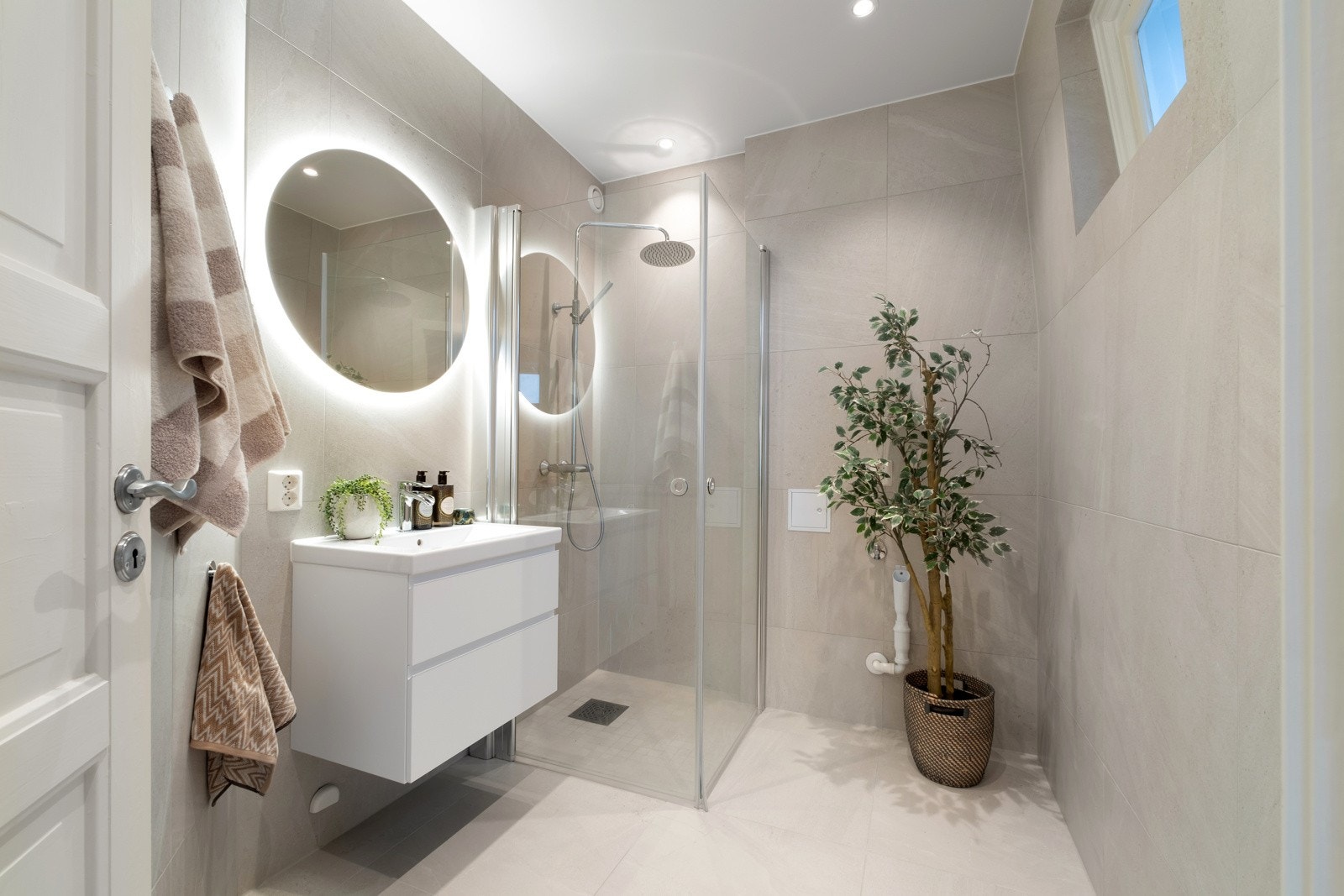 Delikat baderom fra 2020 - Rehabilitert av Murmester Janken Fensholt & Sønner AS. Galleribilde