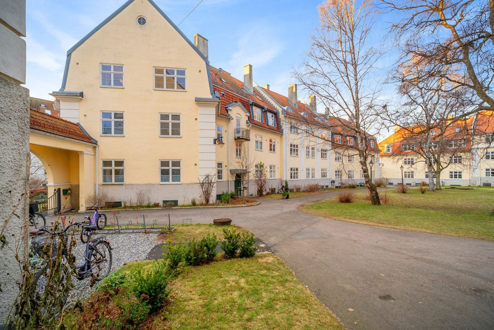 Borettslaget består av 81 leiligheter med nydelig felles hage. Galleribilde