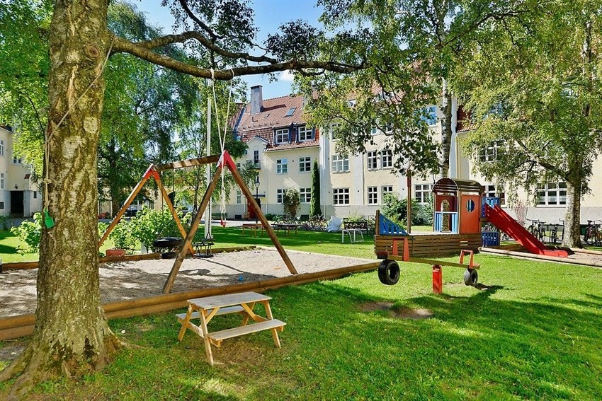 Lekeplass i deler av hagen. Galleribilde