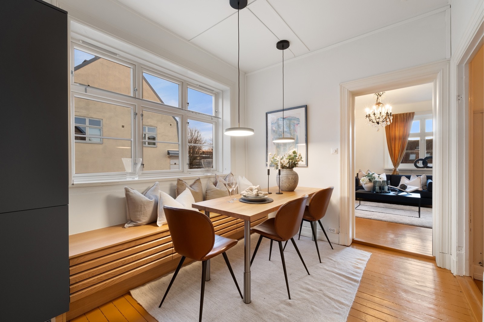 Plassbygget sittebenk med ekstra lagring og god plass til stort spisebord. Galleribilde