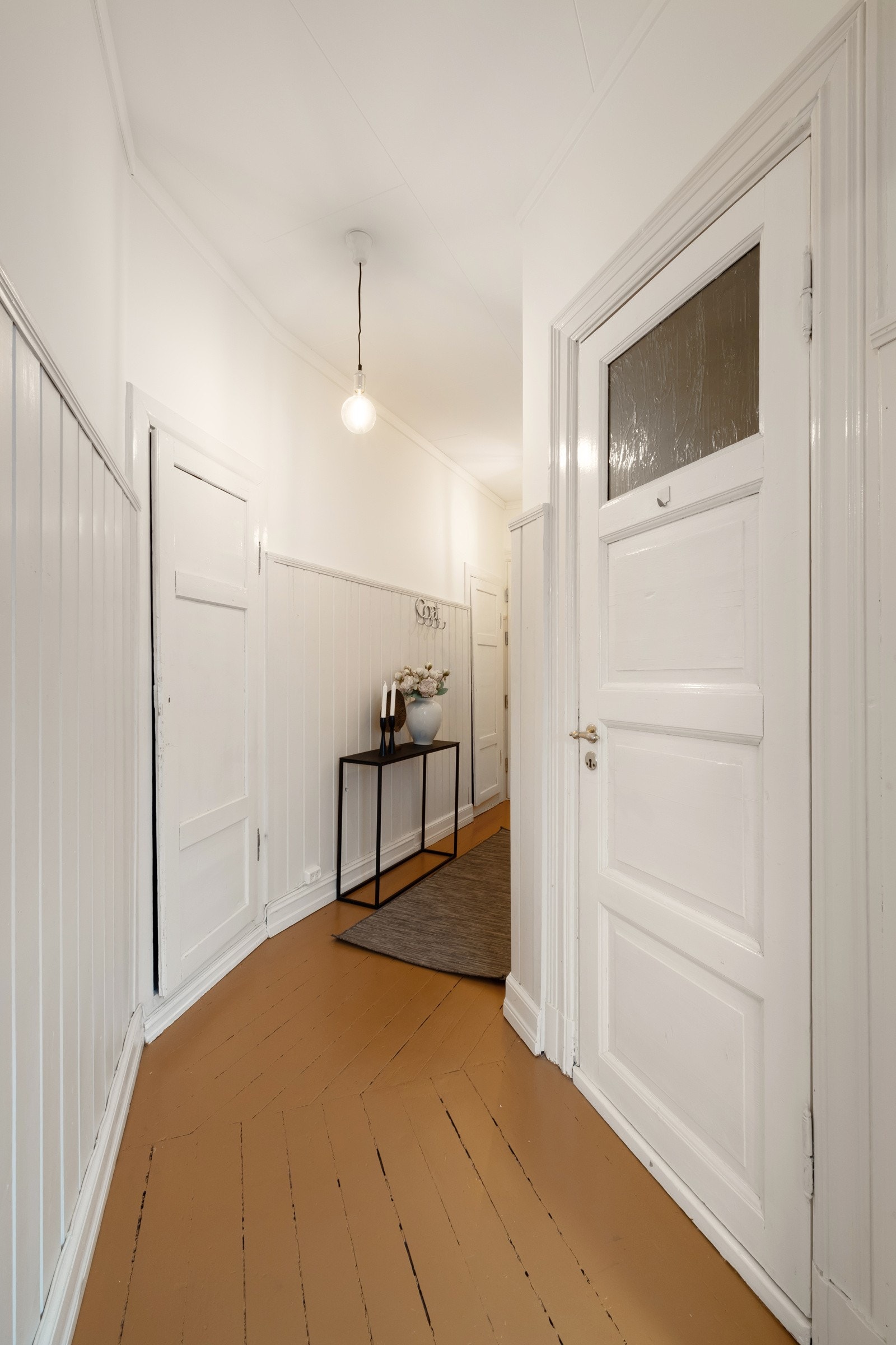 I gangen er det plass til yttertøy på knaggrekke og ekstra lagringsplass i to dype kott. Galleribilde