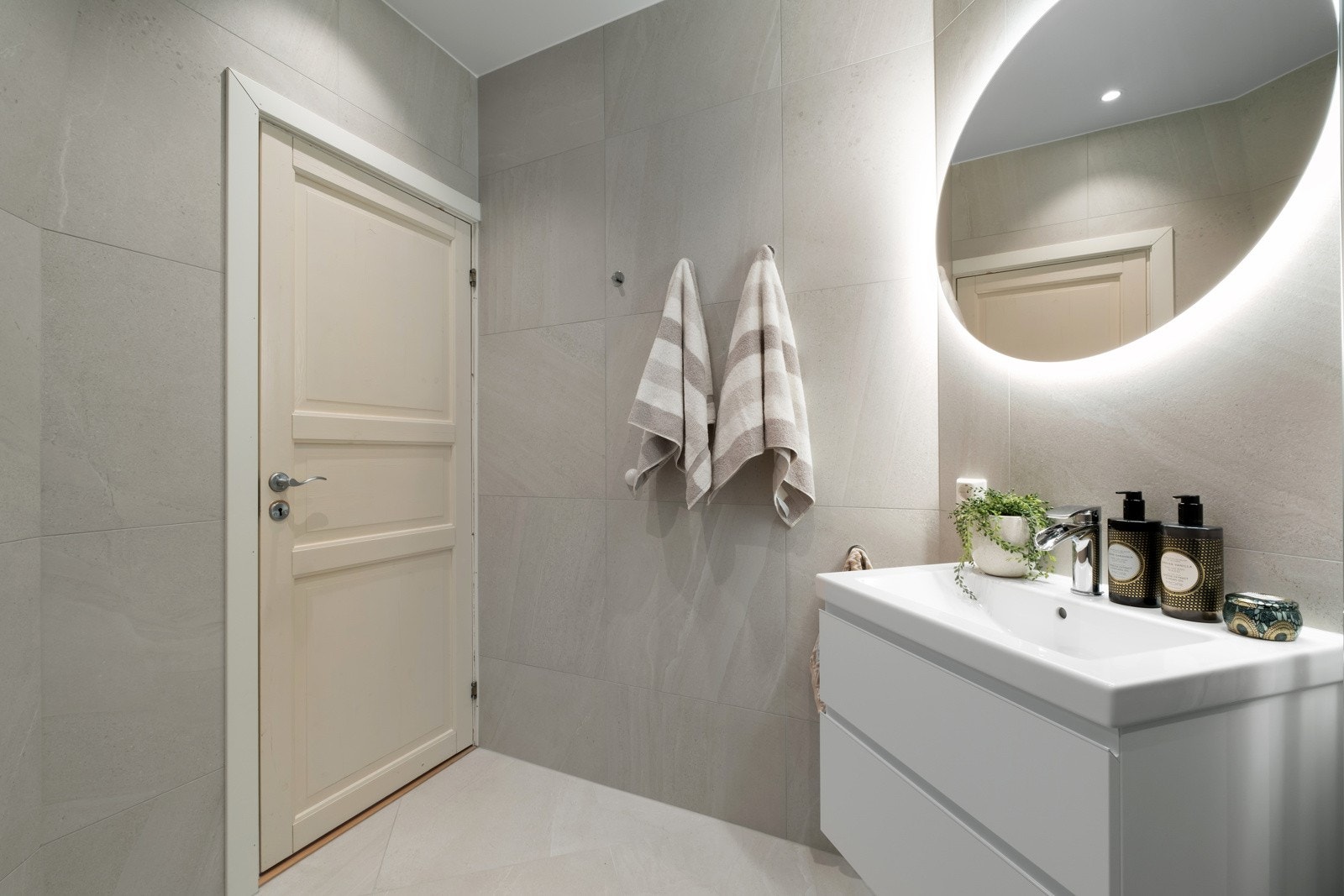 Utstyrt med opplegg for vaskesøyle, behagelig gulvvarme og downlights i himling. Galleribilde