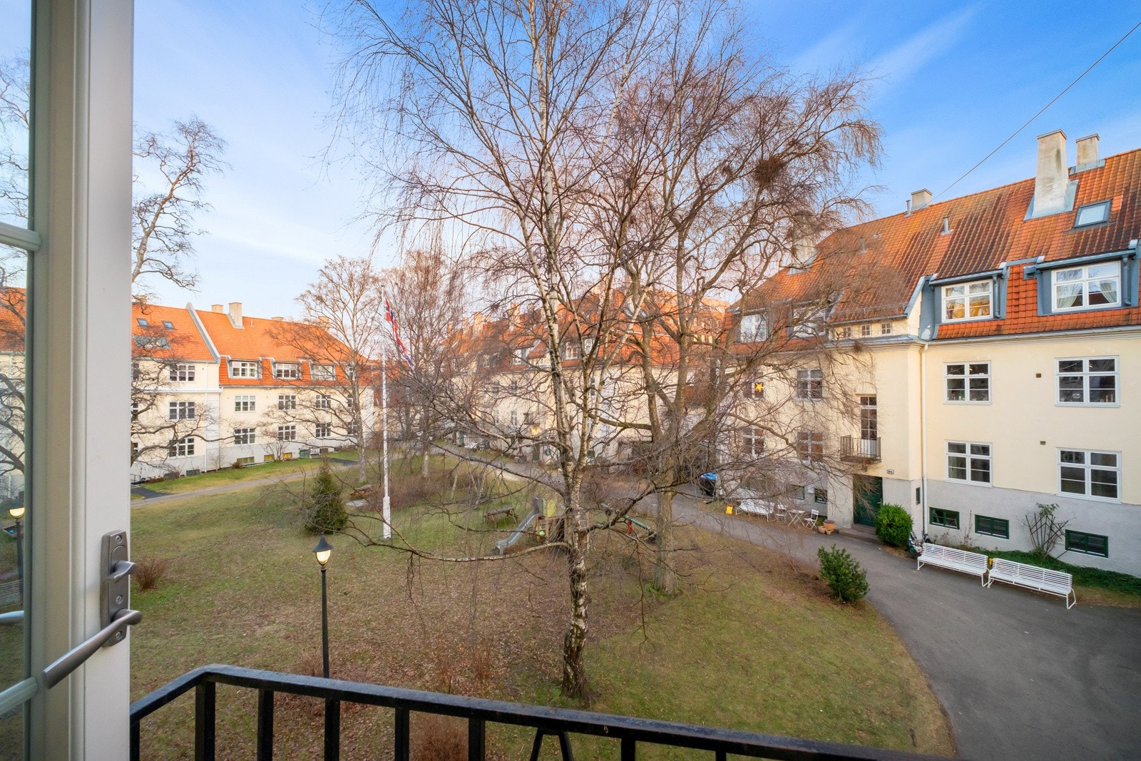 Flott utsyn over hagen fra felles balong, en halv etasje ned. Galleribilde