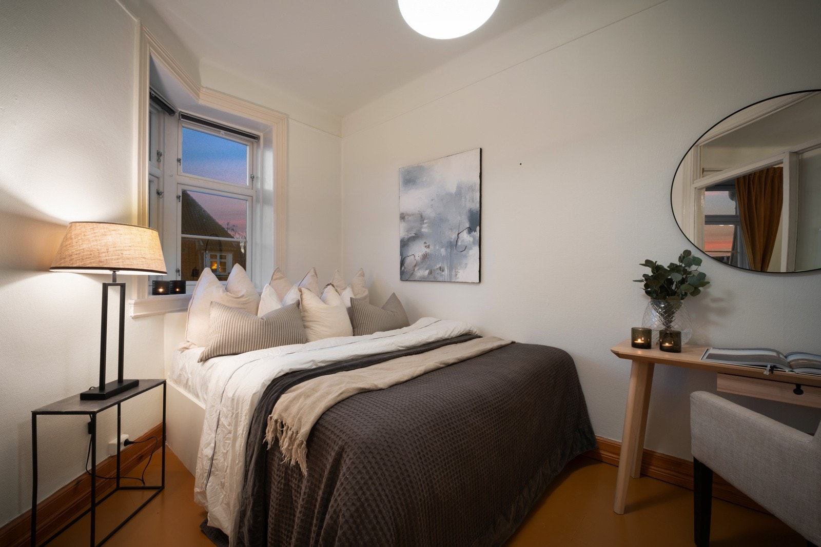 Plassbygget dobbeltseng med ekstra lagringsplass under. Galleribilde