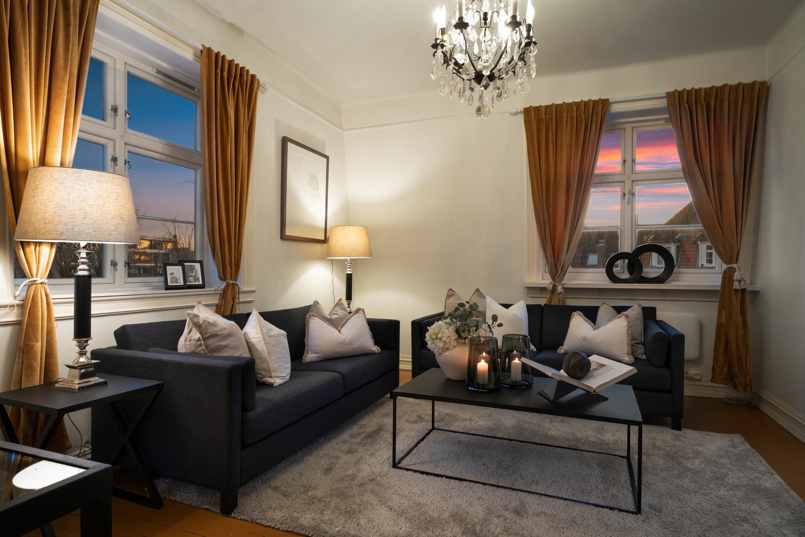 Luftig og stue med god plass til stort møblement. Galleribilde