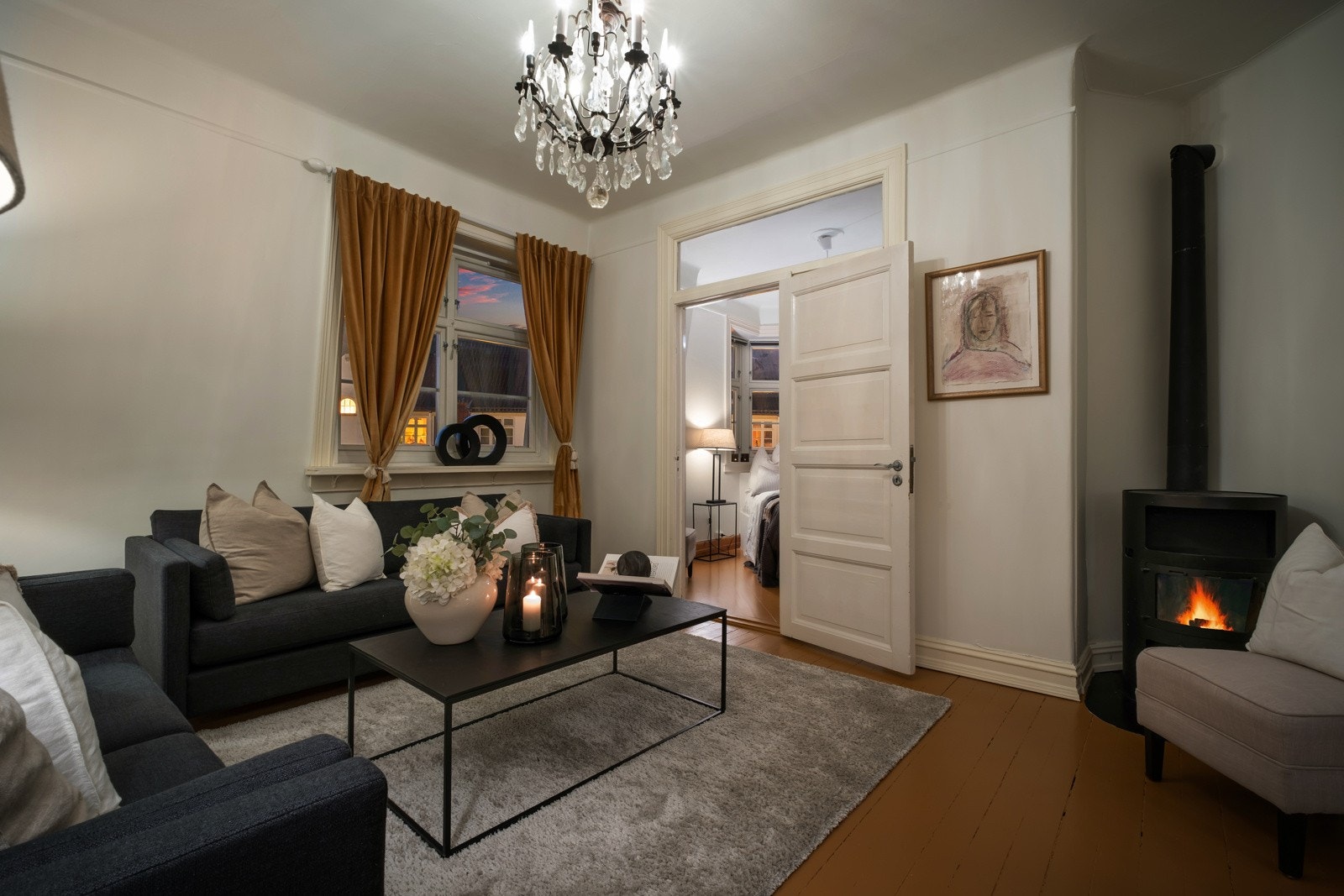 Store vindusflater i to himmelretninger. Galleribilde