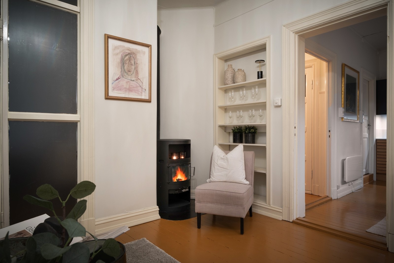 Boligen varmes opp via stedvise panelovner, moderne peisovn og varmekabler. Galleribilde