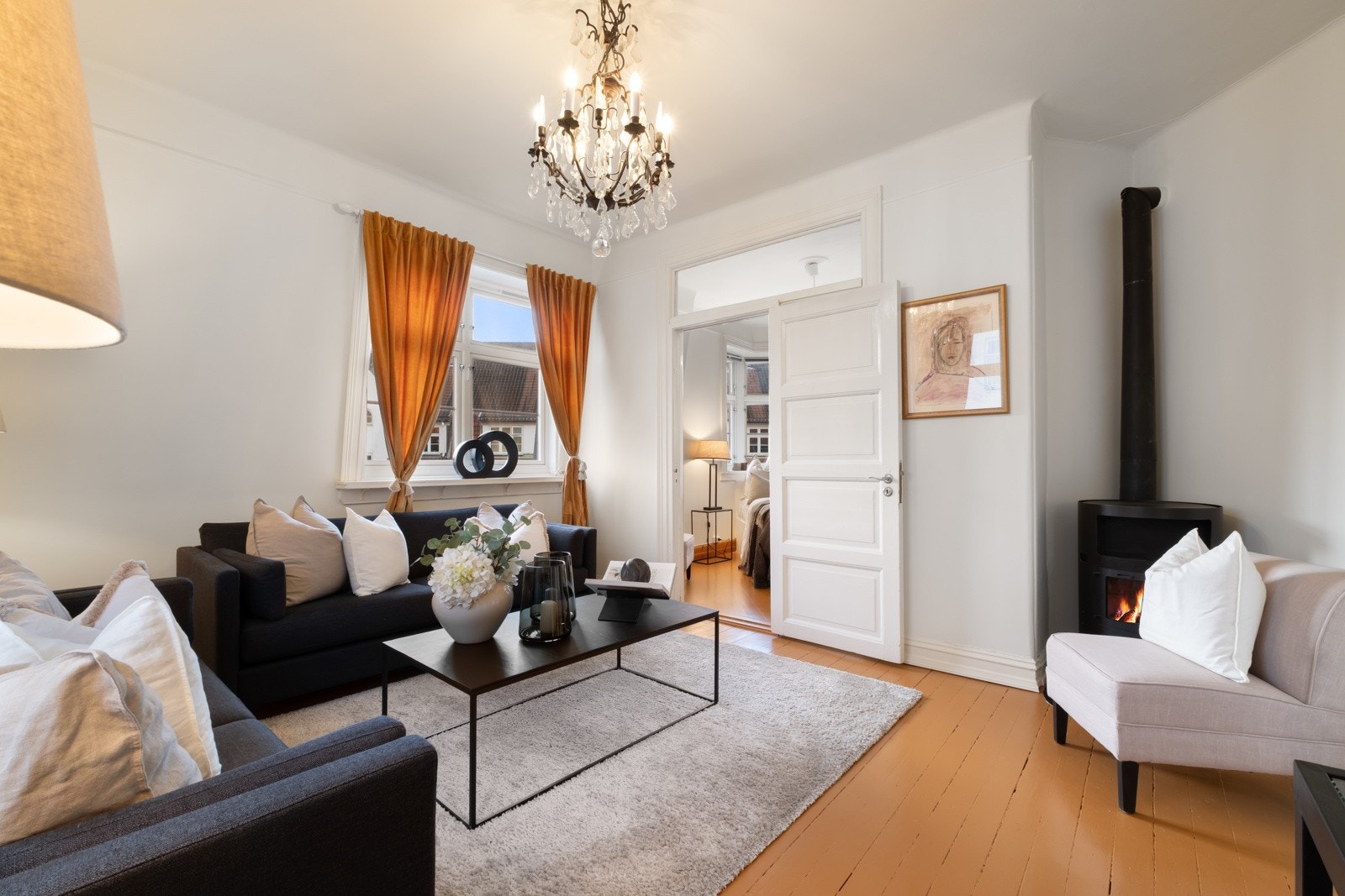 I hjørnet er det en moderne peisovn som sørger for gjennomgående god varme. Galleribilde