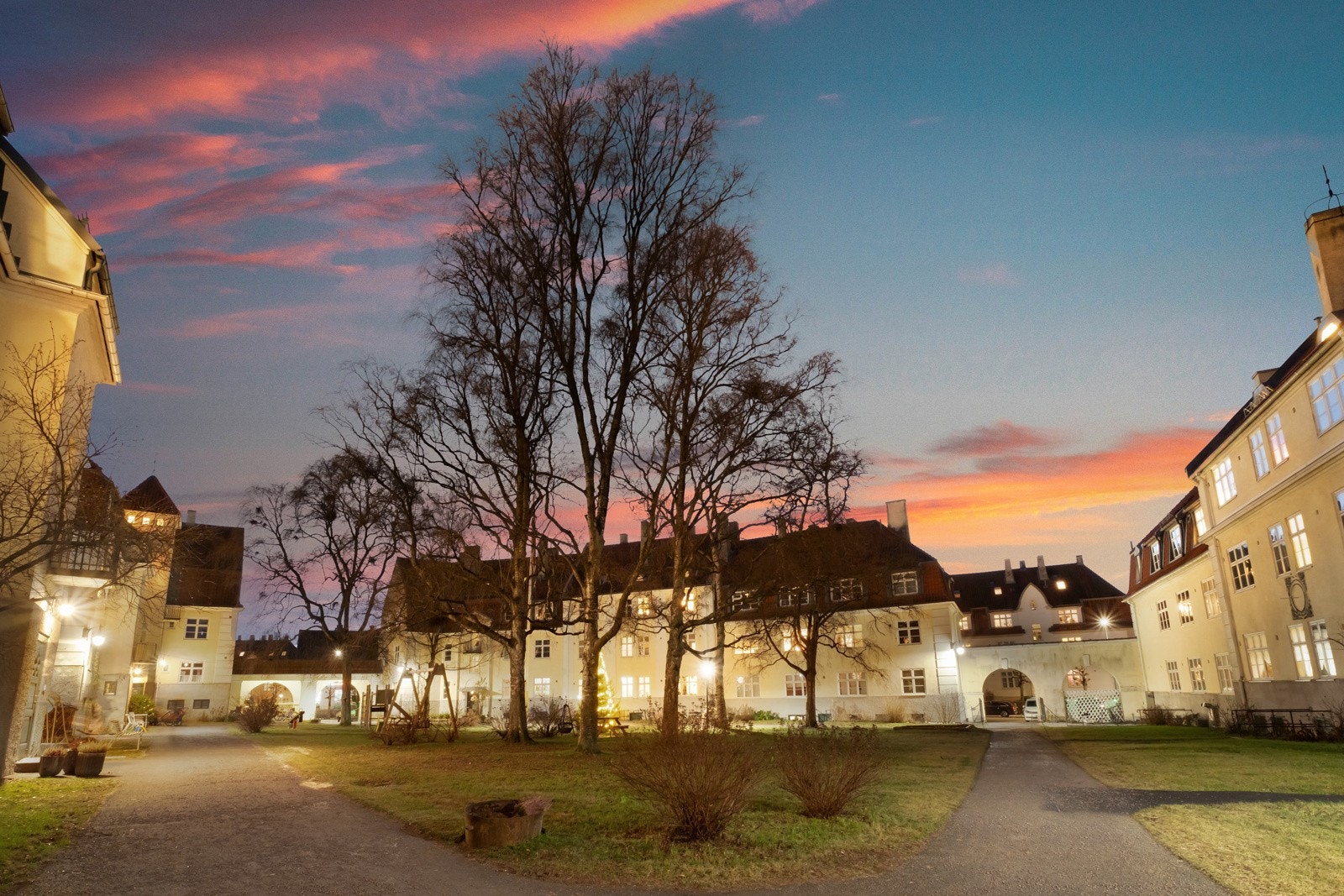 Lindern Haveby er et særs attraktivt boligområde, preget av parkmessige fellesarealer. Galleribilde