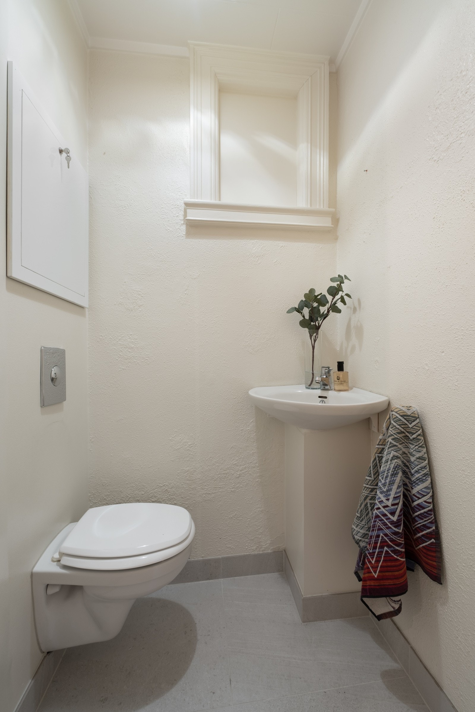 Separat toalettrom - Utstyrt med veggmontert klosett og servant. Galleribilde