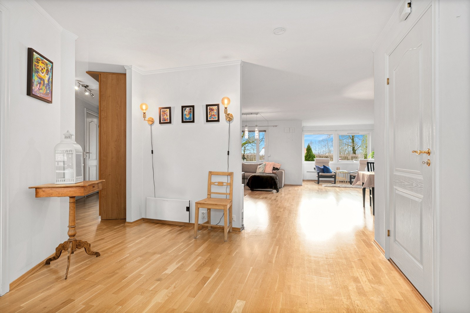 Entréen fører videre til en romslig hall, tilgang til innvendig bod ca 4 m2 og gangareal med garderobeskap. Galleribilde