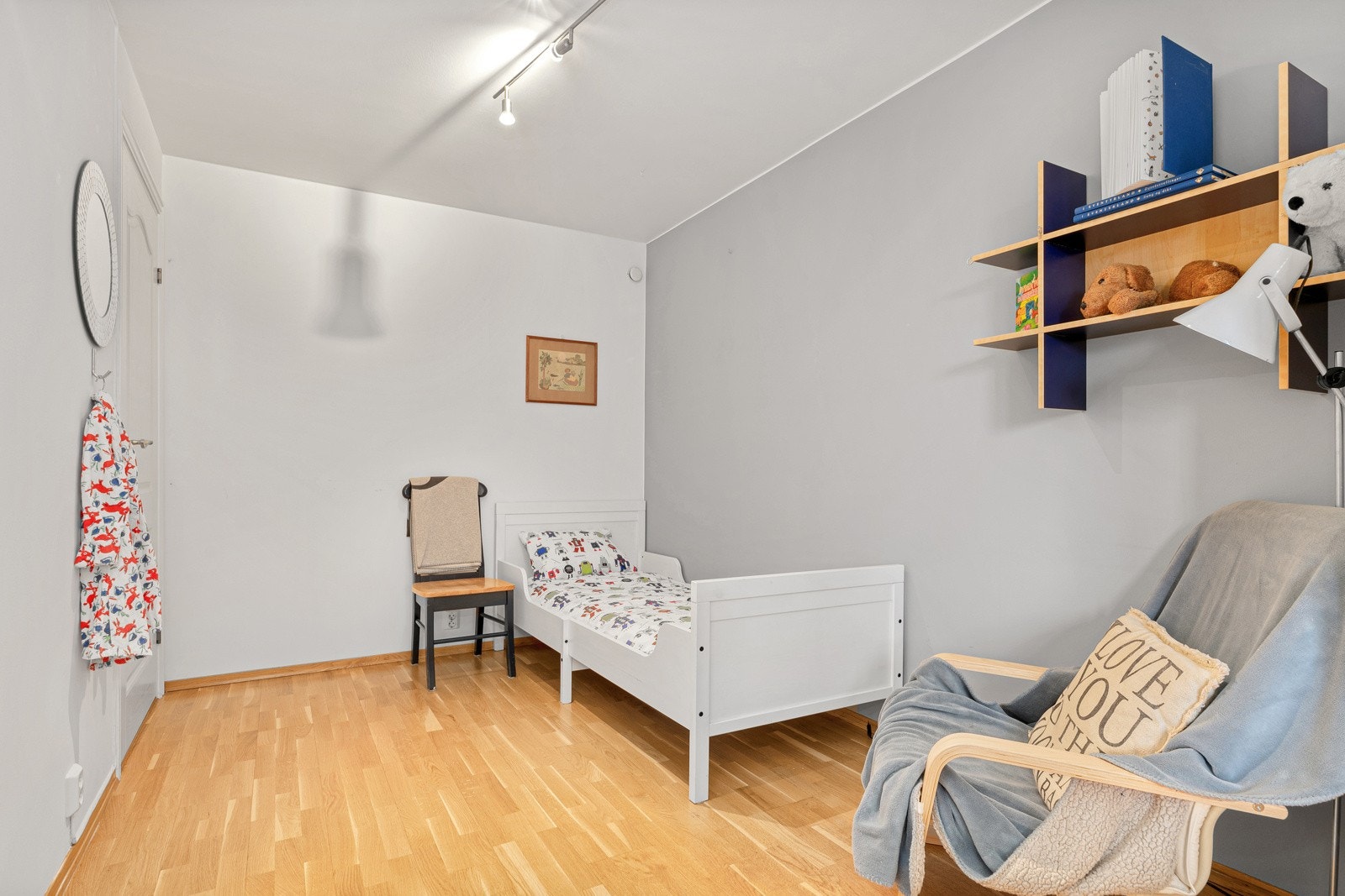 Soverom 2 er innredet med enkeltseng og garderobeskap. Galleribilde
