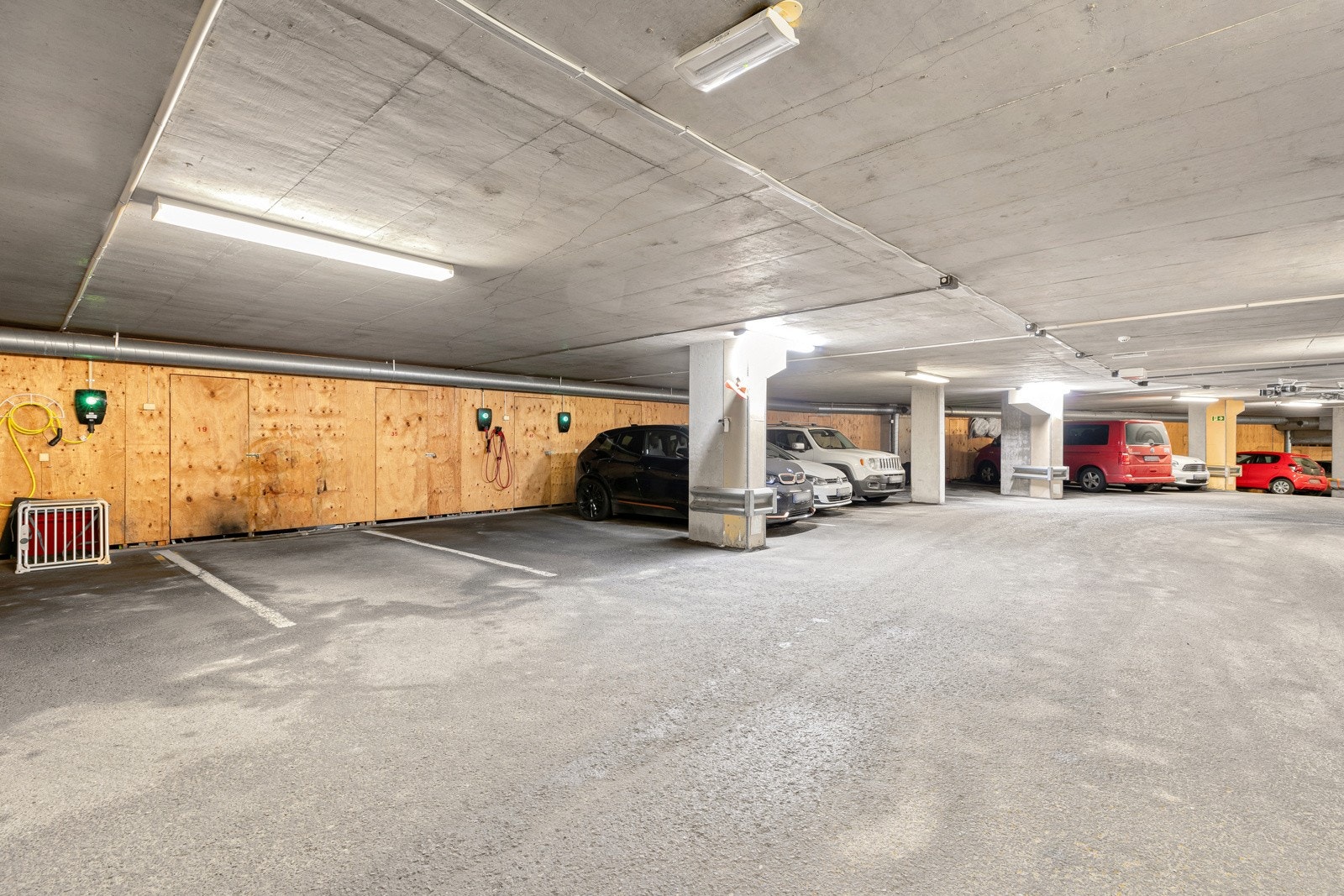 Enheten disponerer en biloppstillingsplass i felles anlegg, med tilgang til en bod i bakkant Galleribilde
