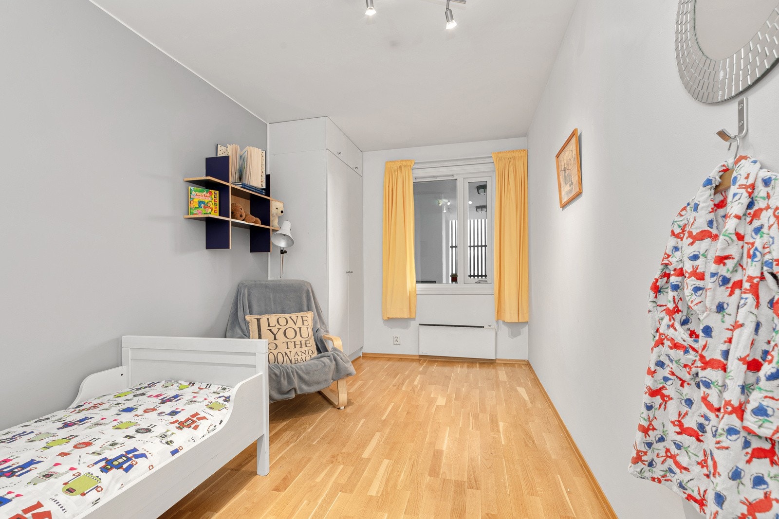 Soverom 2 har vindu som vender ut mot svalgang/inngangsparti. Galleribilde