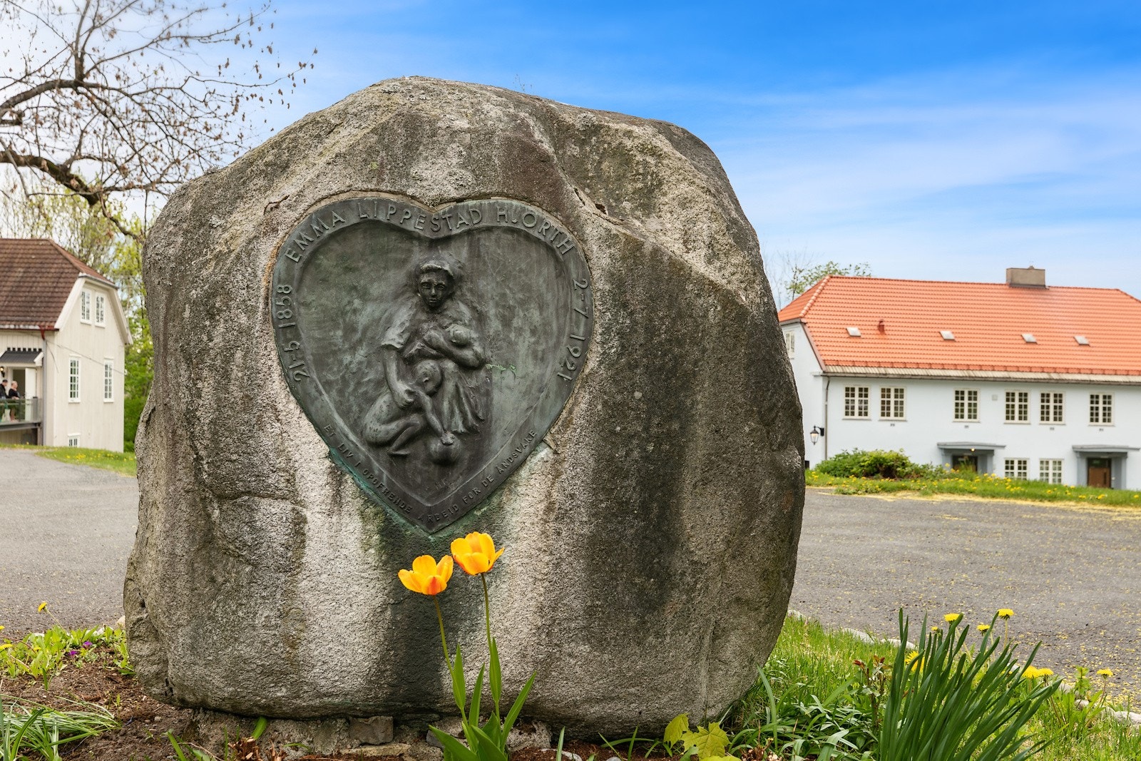 Boligen grenser direkte til solrike og naturnære friområder ved historiske Emma Hjorth Galleribilde