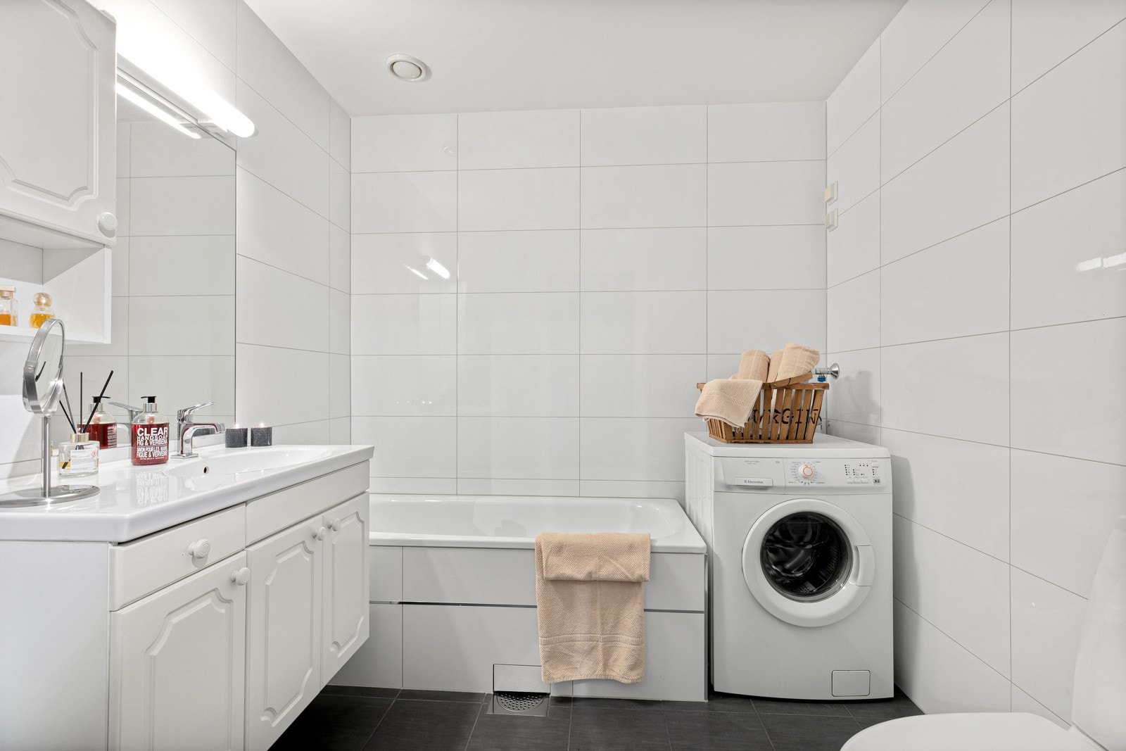 Bad innredet med badekar, servantskap, wc og vaskemaskin. Opprinnelig våtromskonstruksjon og fornyelser i 2013 Galleribilde