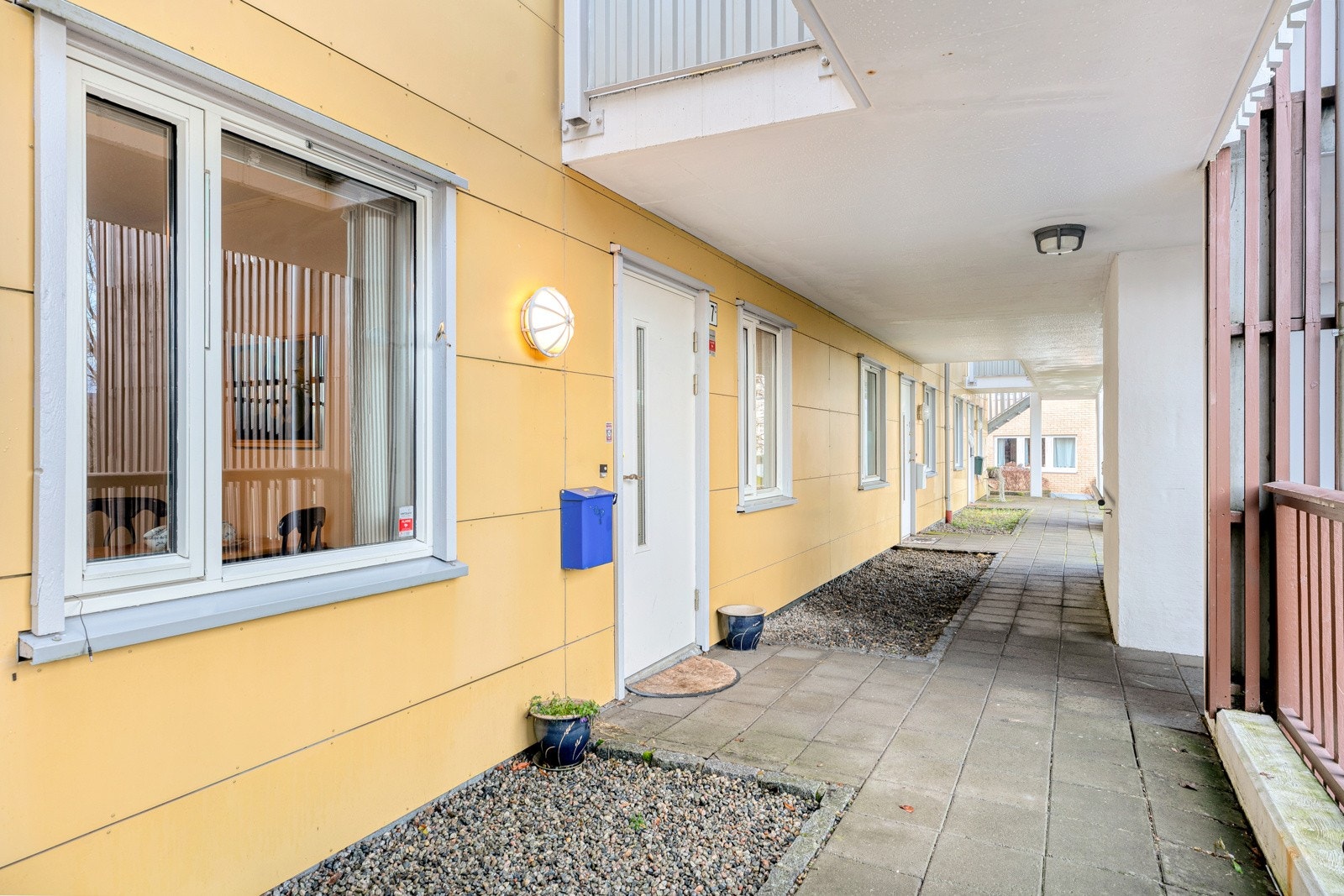 Leiligheten har adkomst via et felles overbygget inngangsparti/svalgang til en entré i byggets 1. etasje Galleribilde