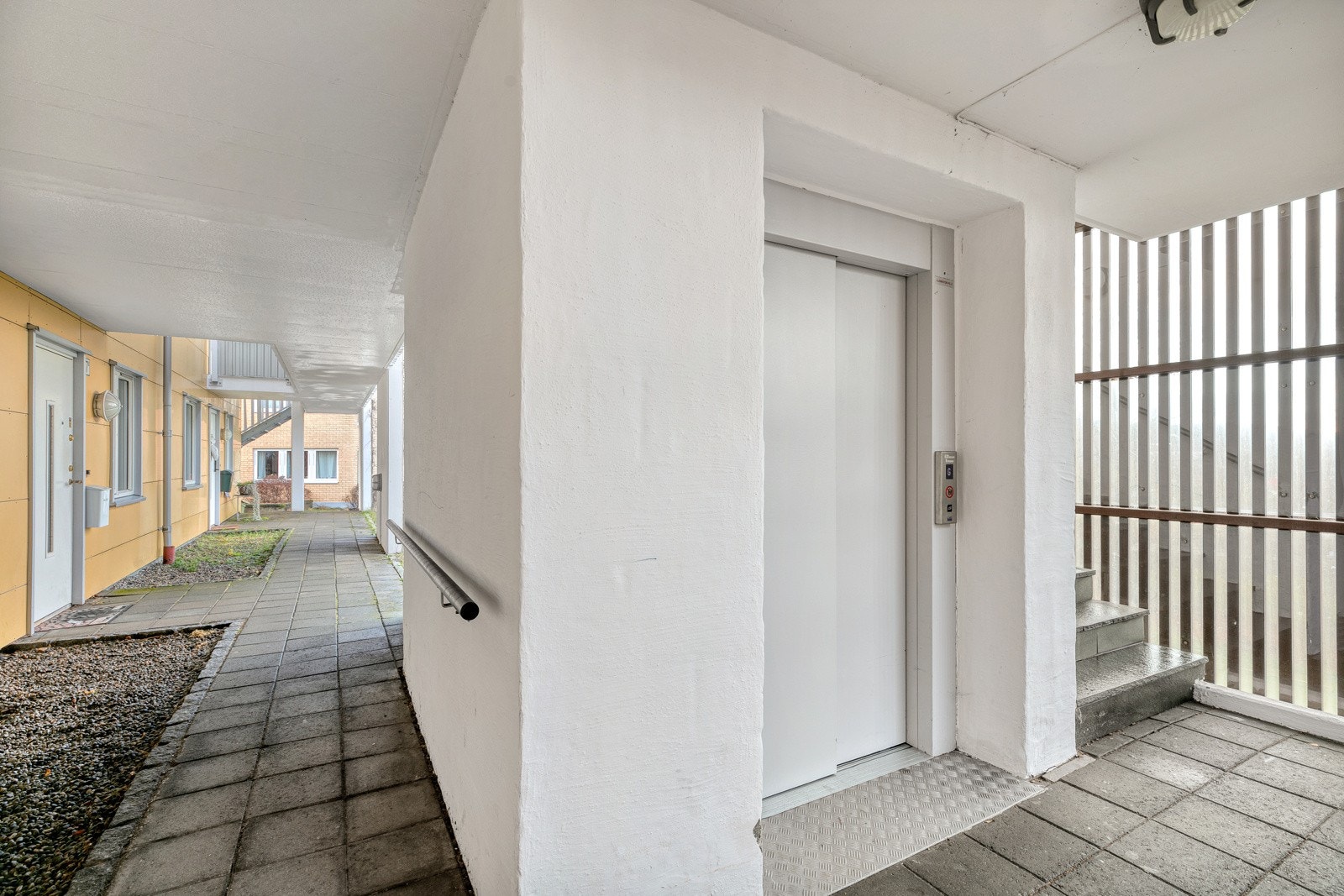 Det er praktisk heisadkomst direkte fra garasje til inngangsparti/svalgang i 1. etasje Galleribilde