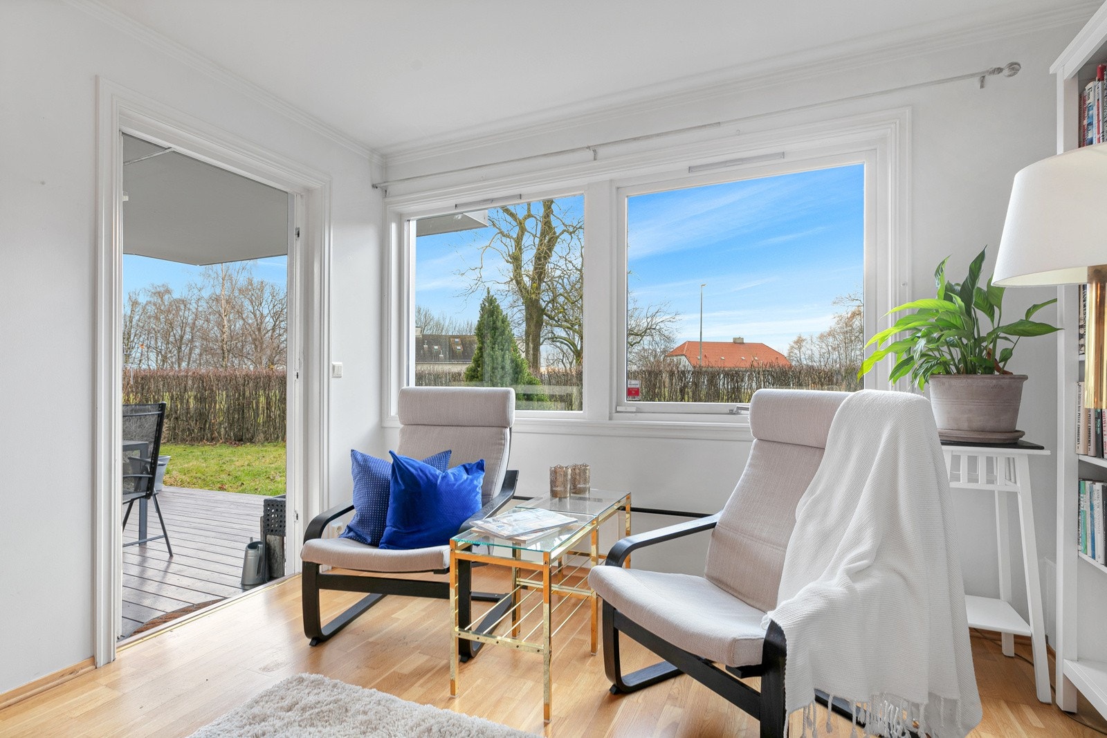 Utgang til platting og hageareal Galleribilde