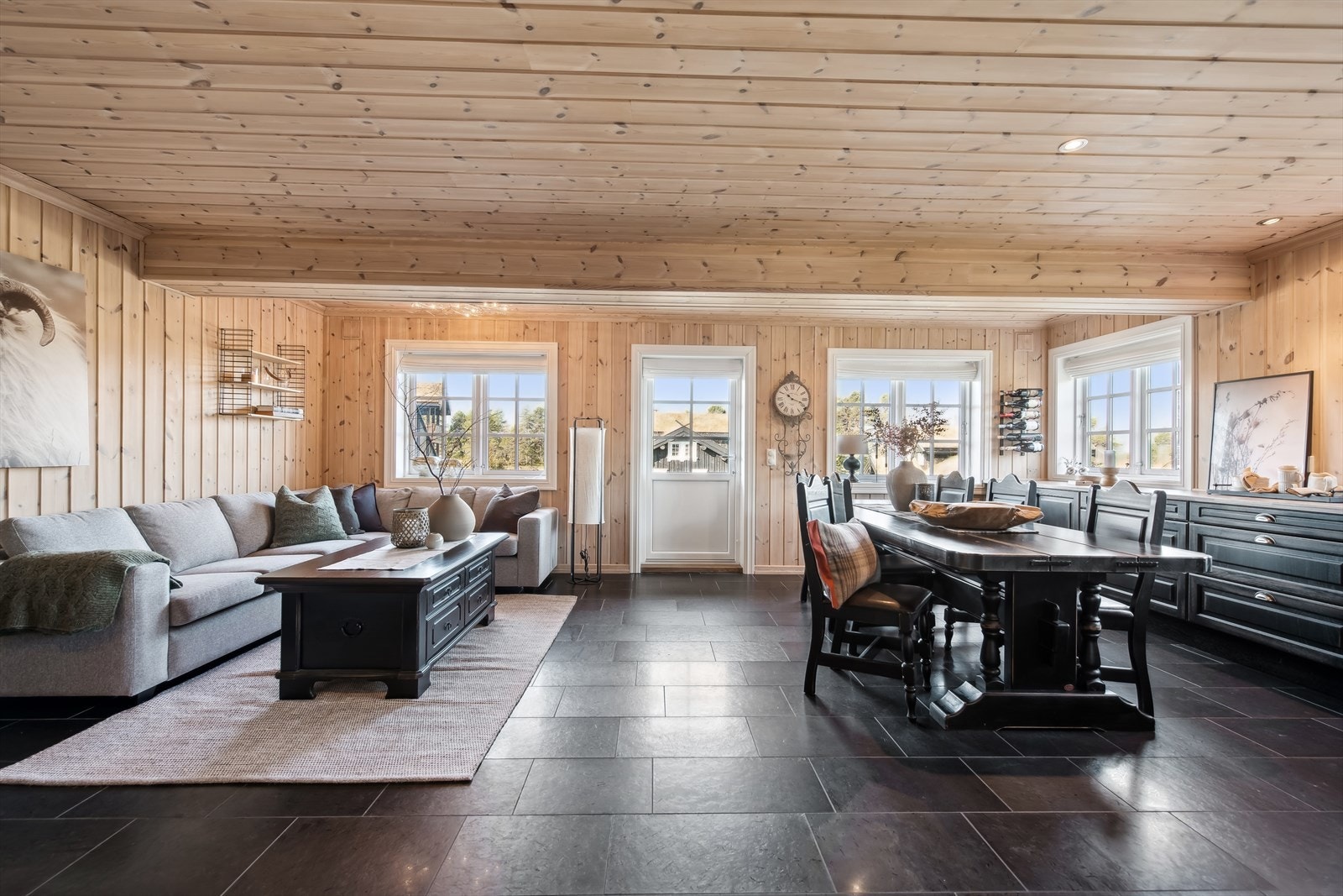 Stuen er et fantastisk rom med enkel tilgang til de solfylte utearealene og utsikt mot Raulandsfjell, skiløyper og turstier. Lekre skiferfliser på gulv. Galleribilde