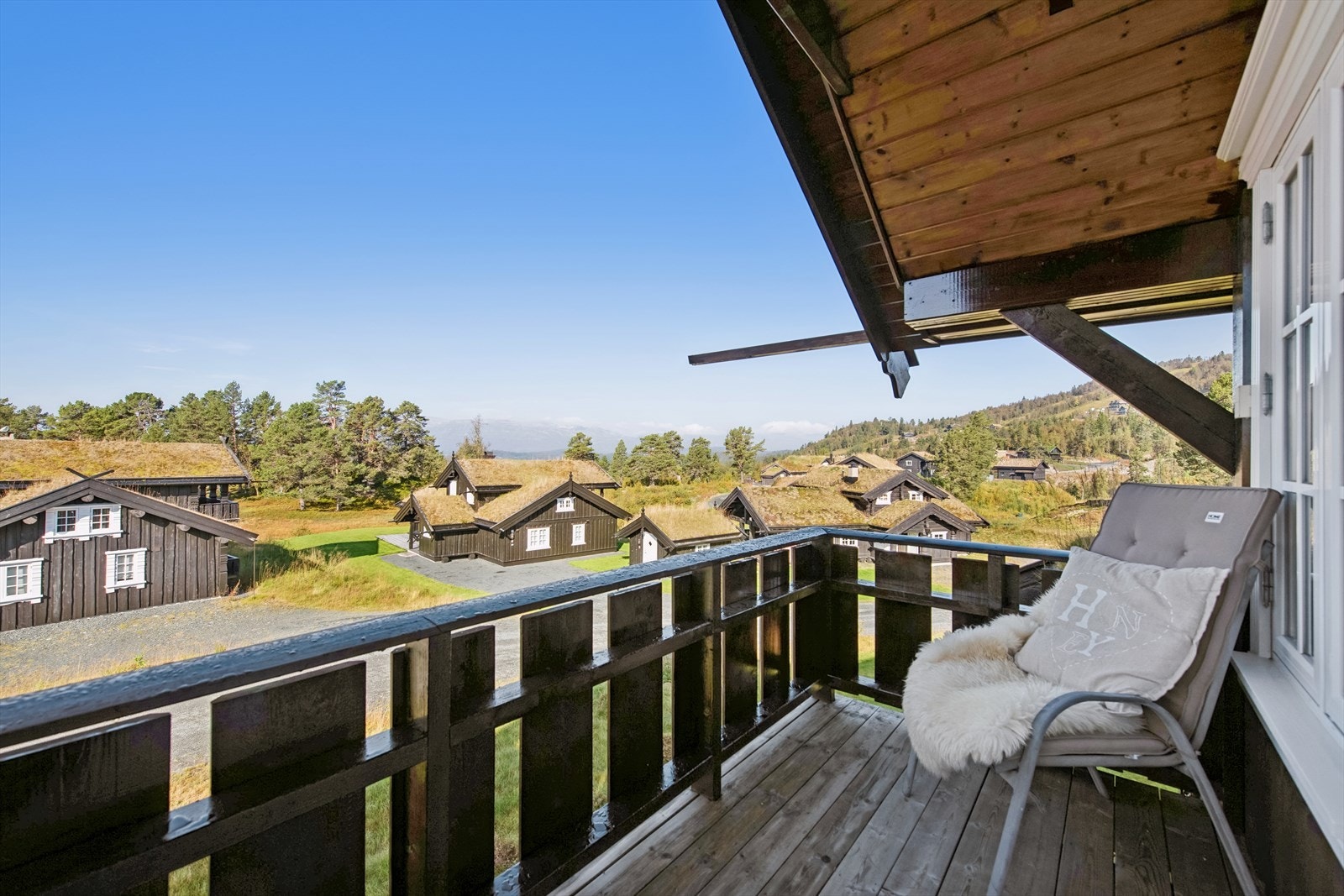 Velkommen til en bolig med en spektakulær utsikt over vakkert høyfjellsterreng. Nyt tilgang til velpreparerte langrennsløyper og en alpinbakke rett utenfor døren, perfekt for alle årstidenes eventyr. Galleribilde