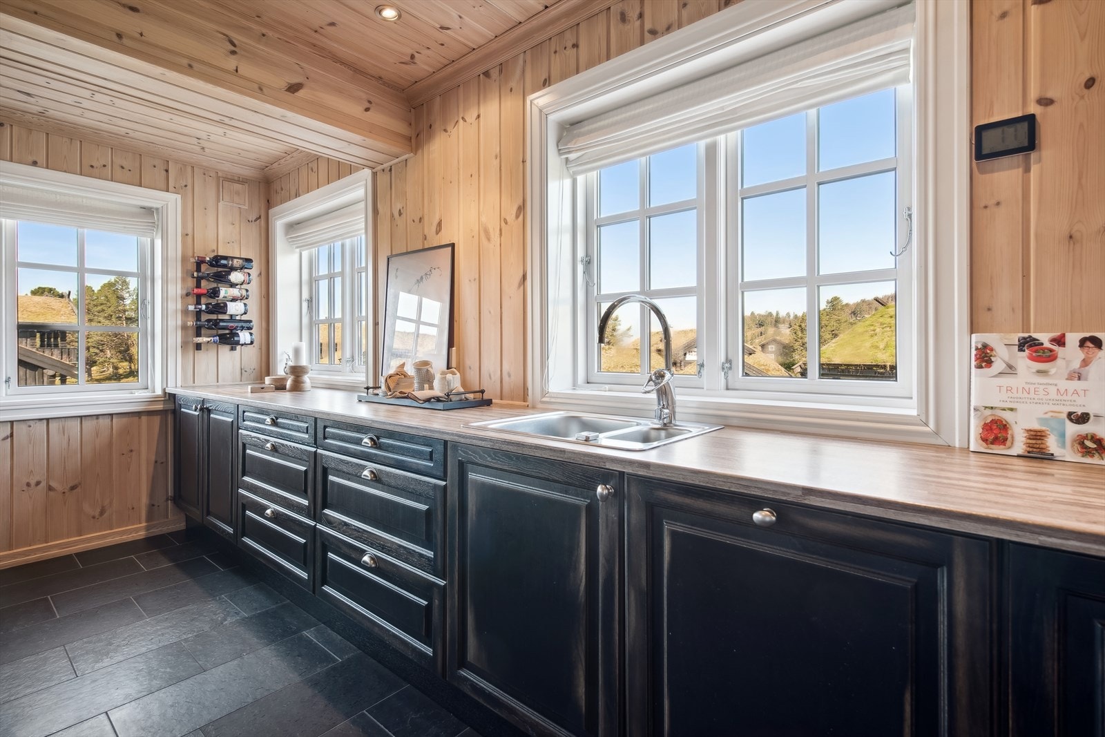 Her er det plass til hele familien, enten det er bollebaking eller rensing av dagens fangst etter turen." Galleribilde