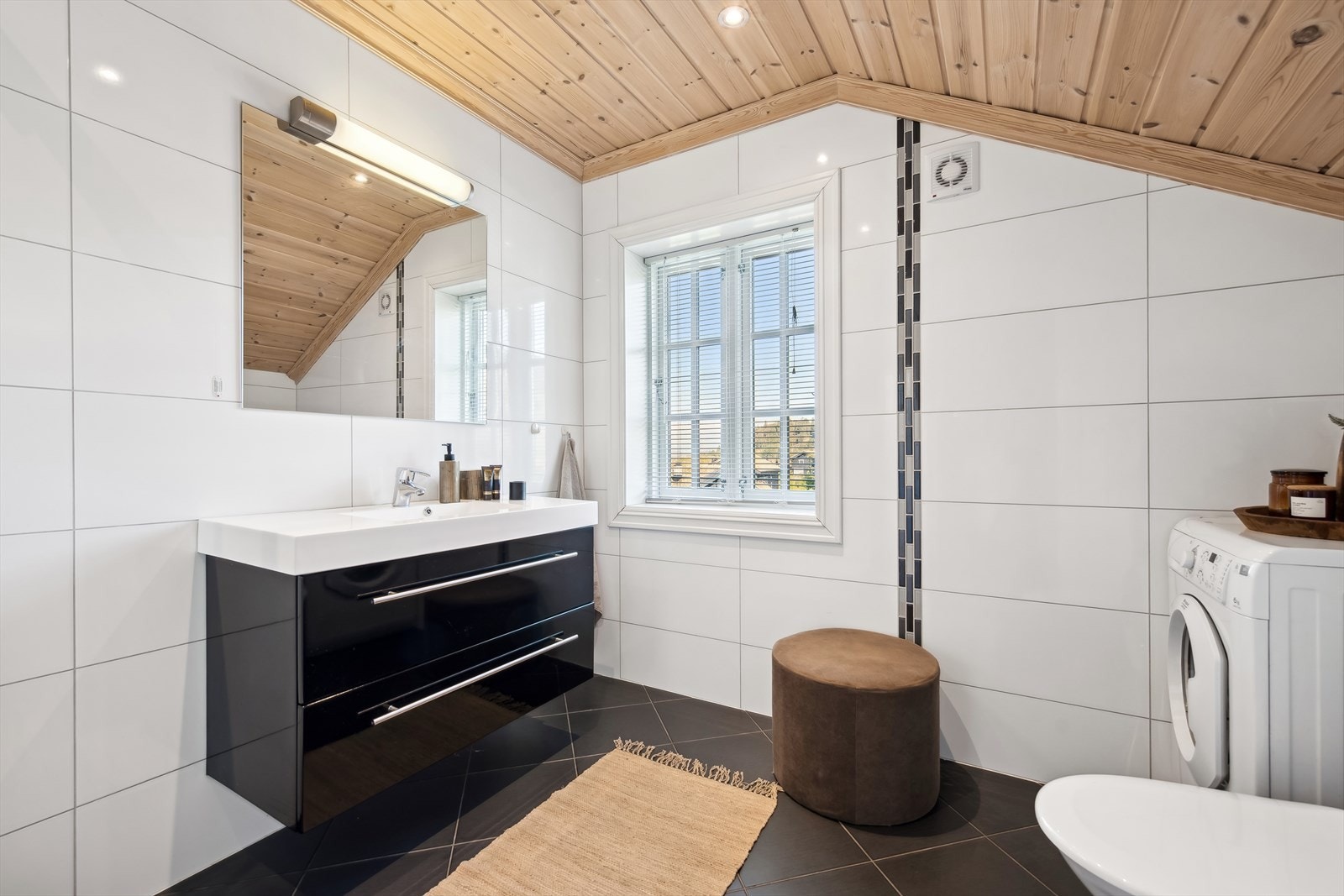 Baderom i andre etasje. Her er det opplegg vaskemaskin. Galleribilde