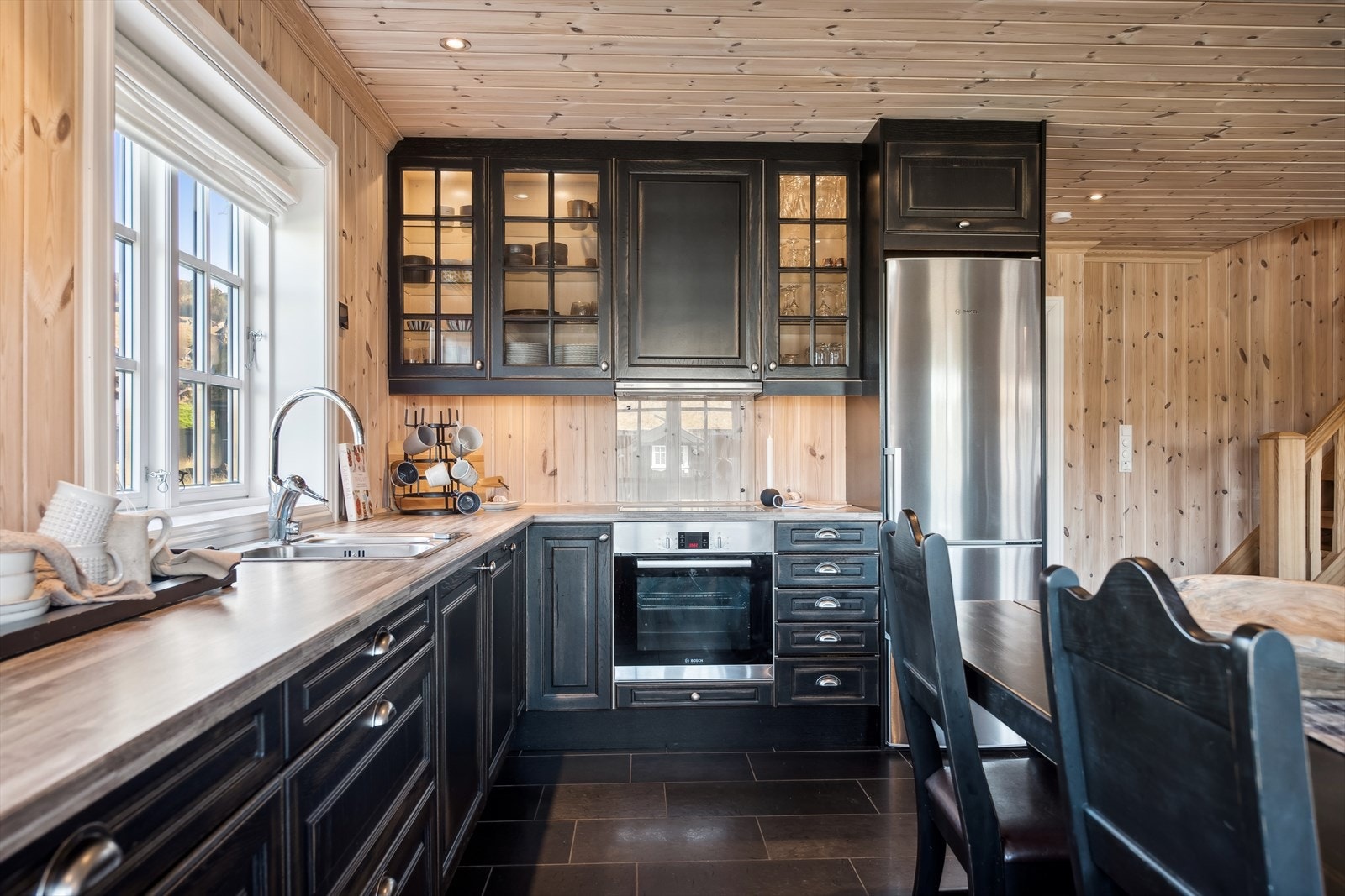 Kjøkkenet ligger åpent, men likevel i egen, tilbaketrukket sone fra stuen. Rommet har store gulvfliser med gulvvarme med wifi styrte termostater, lyse panelte vegger , vindu over kjøkkenbenken og terrassedør ut til stor terrasse. Galleribilde