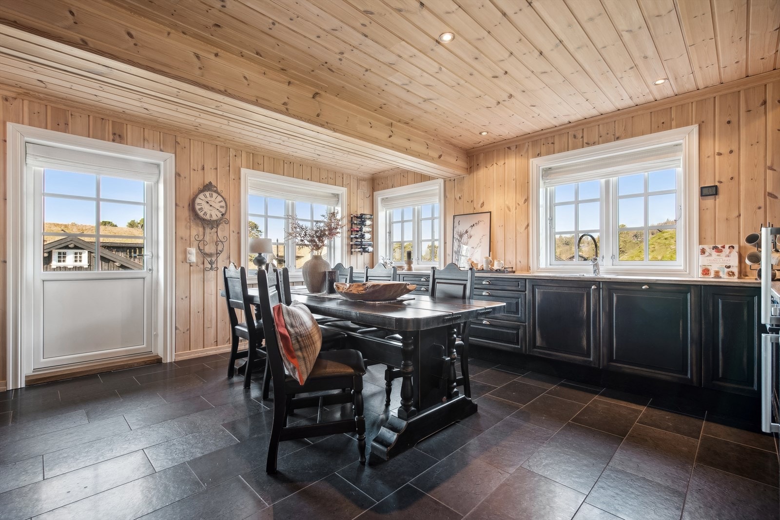 Romslig spiseplass med plass til et langbord som lett rommer alle hyttas gjester. Galleribilde