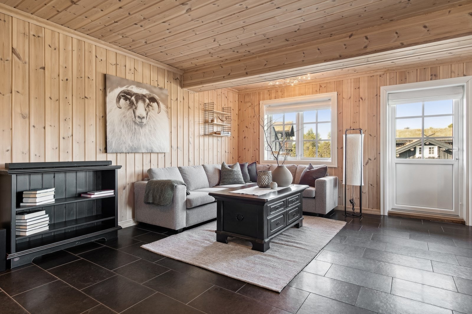 Stor og romslig stue med utgang til en deilig, stor og solrik terrasse, perfekt for avslapning og utendørs sammenkomster. Galleribilde