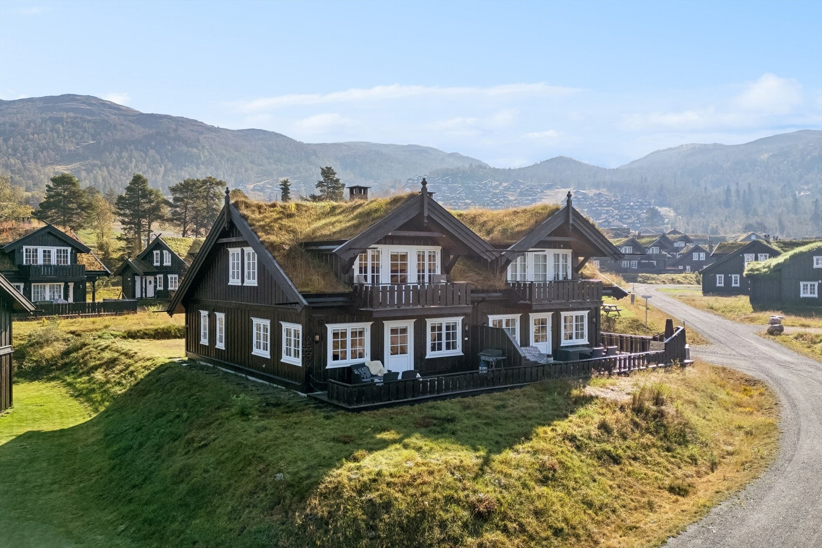 Velkommen til en flott fritidsbolig over to plan med fire soverom og 10 sengeplasser i Rypevegen 4. Jeanette A Eriksrød i DNB Eiendom har glede av å ønske velkommen til visning. Galleribilde