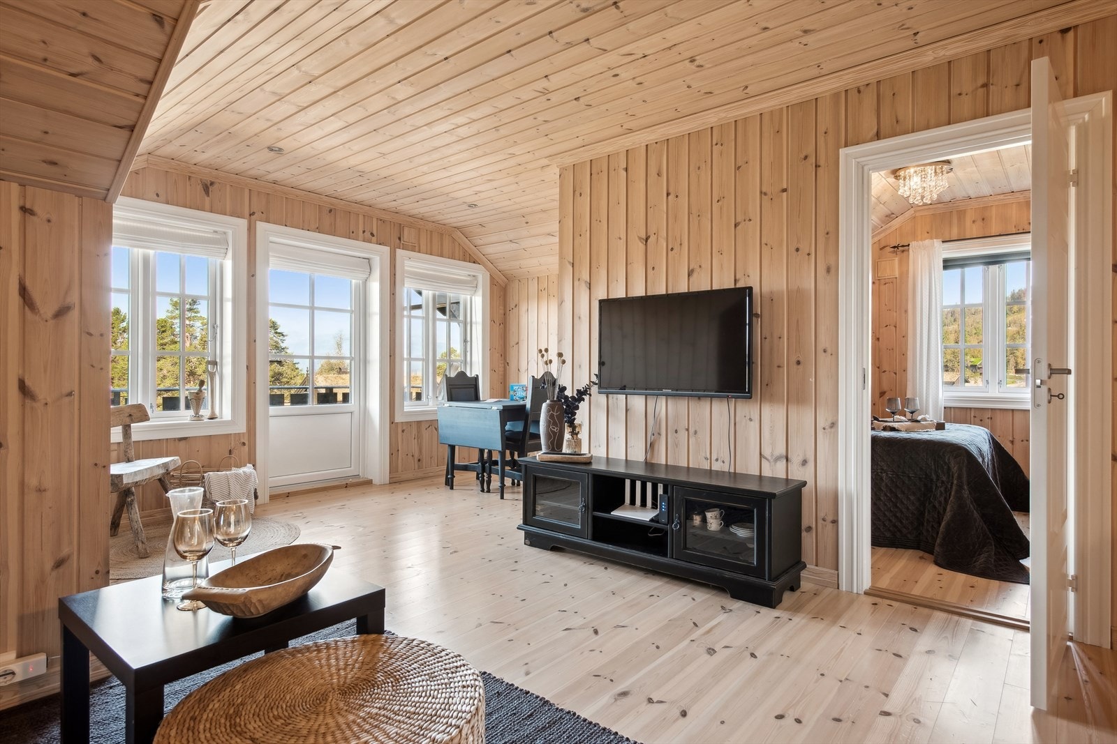 Loftstue, ideell som hjemmekontor eller for koselige TV-kvelder med de yngre. Galleribilde